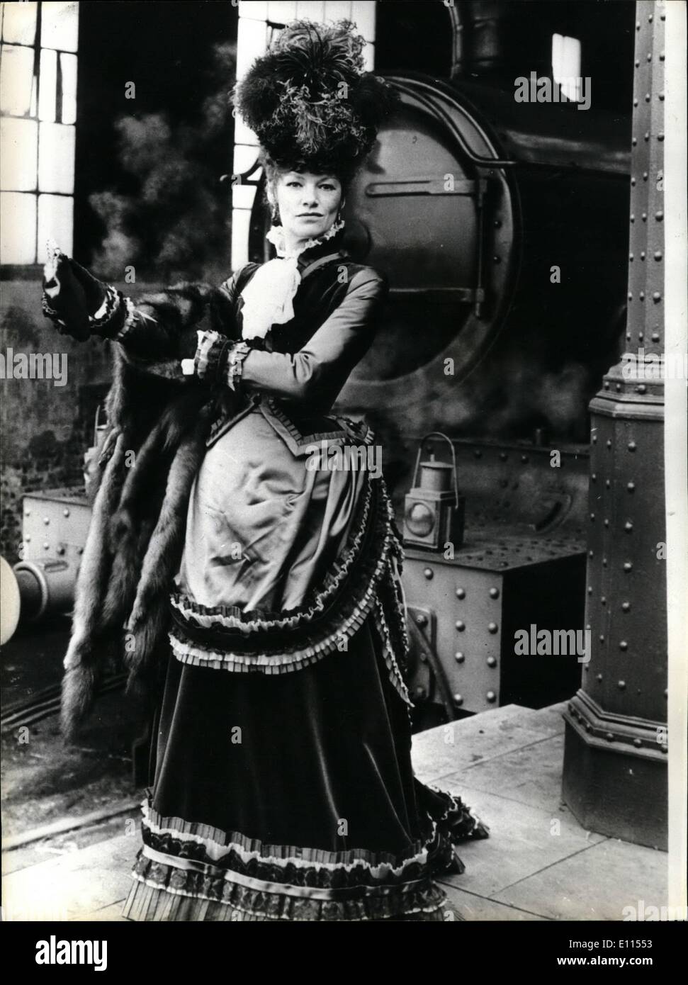 12. Dezember 1975 - Schauspielerin Glenda Jackson als Bernhardt In der neuen britischen Film '' Sarah''; Schauspielerin Glenda Jackson hat gerade die Hauptrolle in der neuen britischen Film machte '' Sarah'' in den Pinewood Studios abgeschlossen, Glenda schildert Sarah in der Geschichte der stürmischen Karriere von der legendären Schauspielerin des späten 19. Jahrhunderts Sarah Mernhardt. Der Film befindet sich hauptsächlich in Paris, wo Sarah ihr an der Comedie Francais Debüt als sie 20 war. Sie erobert die Herzen von Paris in späteren Jahren als Joan of Arc Stockfoto