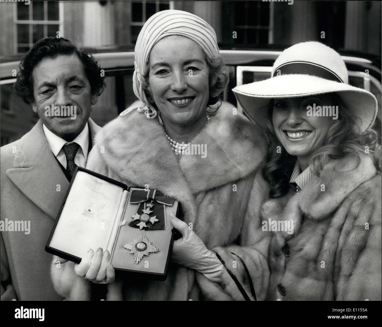 12. Dezember 1975 - Dame Vera Lynn erhält ihre Dame Award von der Queen im Buckingham Palace Investitur: Foto zeigt DAME VERA LYNN heute nach Erhalt ihrer Dame des britischen Reiches der Königin mit ihrer Tochter VIRGINIA und Ehemann im Buckingham Palace zu sehen. Stockfoto