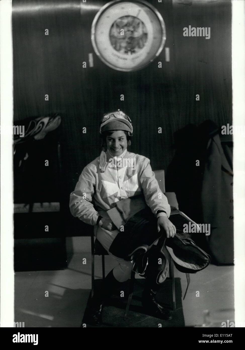 12. Dezember 1975 - war Baronin Judith de Bretizel der Star des Prix du Chene Capitaine-Pferderennen, obwohl sie auf dem 13. Platz abgeschlossen. Sie verdient die Aufmerksamkeit und die Presse, denn sie ist die erste Frau-Jockey in den drei Rennen teilnehmen. Sängerin Marie-Josee Neu Stockfoto
