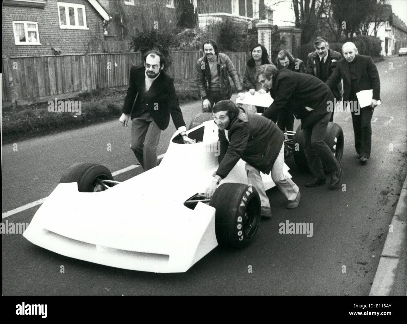 12. Dezember 1975 - John Surtees startet seine neue Grand-Prix-Wagen: John Surtees der Ex-World champions Racing Fahrer Showedoff seinem neue Grand Prix-Auto bei seinem Team Kent Hauptquartier, Edenbridge, heute. Surtees freut sich leise über das neue Auto, das beschreibt er als '' von Grund auf anders '' aus dem F1-Auto, das er in diesem Jahr gelaufen ist. und hofft, die seine Verhandlungen mit Sponsoren Perspektive auch für die nächste Saison gehen wird. Surtees plant, zwei Autos fahren nächste Saison mit einem britischen Fahrer und auf ausländische Stockfoto