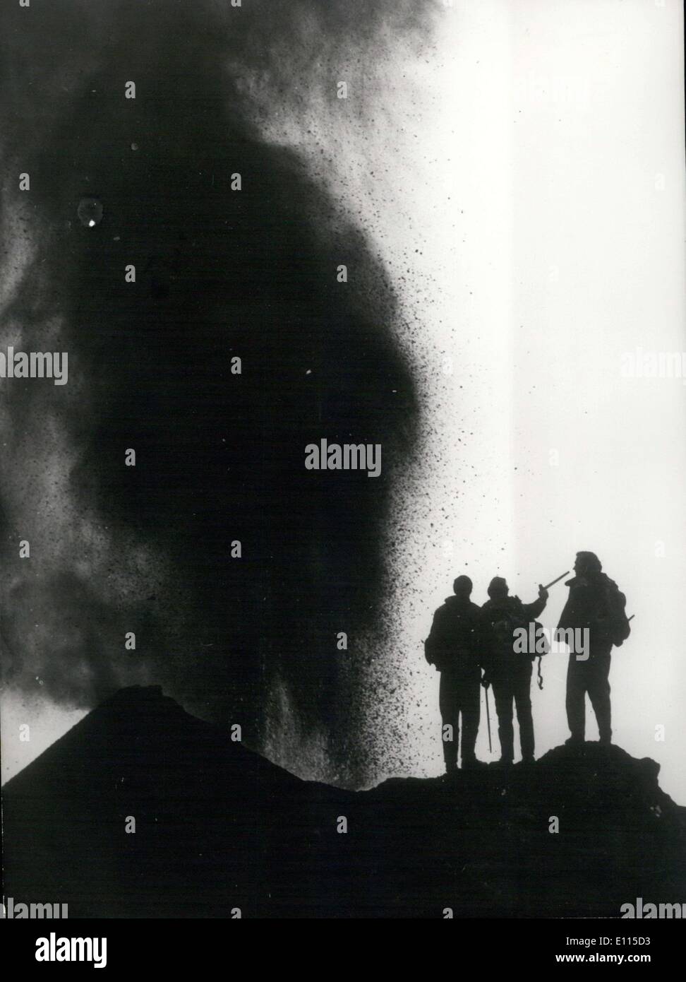 30. Dezember 1975 - erlebt die große Bergregion von Kamtschatka, befindet sich im extremen Nordosten Sibiriens den Ausbruch einer Gruppe von Vulkanen. Stockfoto