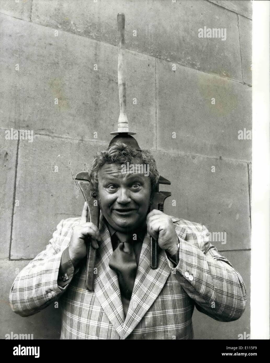 Sept. 09, 1975 - Harry Secombe Rehearses für seine Hauptrolle in der kommenden Komödie '' Schippel'': frisch von einem Familienurlaub auf Mallorca, singende Schauspieler Harry Secombe probte heute für seine Hauptrolle in der Komödie '' Schippell'', die eine vorläufige Saison an der Oper, Manchester, vom 23. September, vor dem Öffnen der Prince Of Wales Theatre, London am 8. Oktober hat. Das Spiel befindet sich in Deutschland im Jahre 1913 und betrifft die missliche Lage mit Blick auf eine Elite männlich-Stimme-Quartett, wenn der Tenor nur berechtigt Ersatz der rauh und bereit lokalen Klempner ist Stockfoto