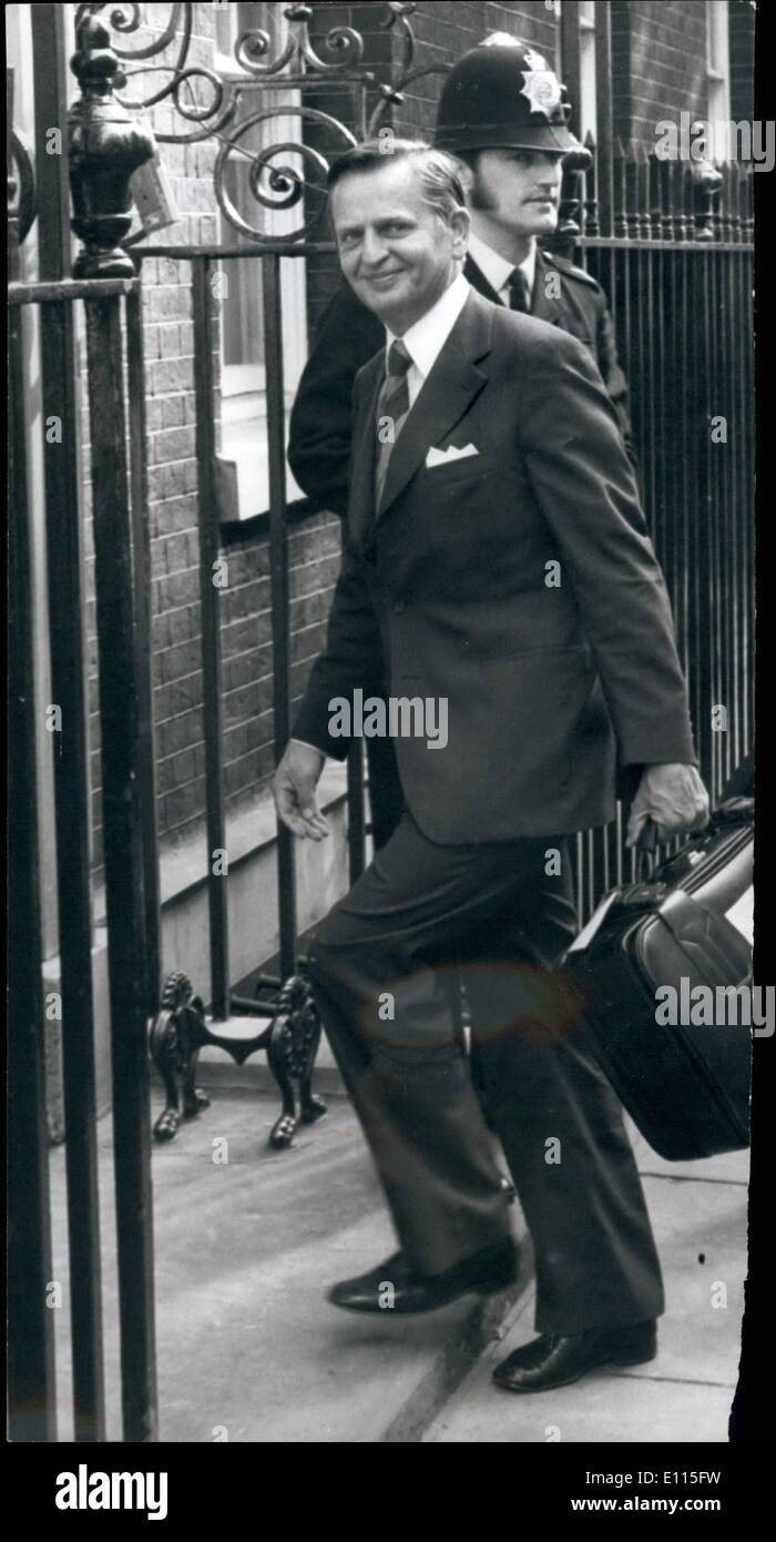 Sept. 09, 1975 - Europäische Prime Minister treffen sich bei Nein zu: Prime Minister trafen in Nr. 10 Vormittag bis Diskus die gegenwärtige Situation in Haltungsschäden. anwesend waren der Premierminister aus sechs europäischen Ländern. Sie waren Herr Harold Wilson. Mr Olof Palme (SW) Herr Joop Höhle Uyl (Neth) M. Francois Mitterrand(Fra) Herr Willy Brandt (Ddr) und Dr. Mario Soares (Portugal). Foto zeigt Erdscholle Palm Premierminister für die Schweden angekommen Nr. 10 dieser Morni für Gespräche. Stockfoto