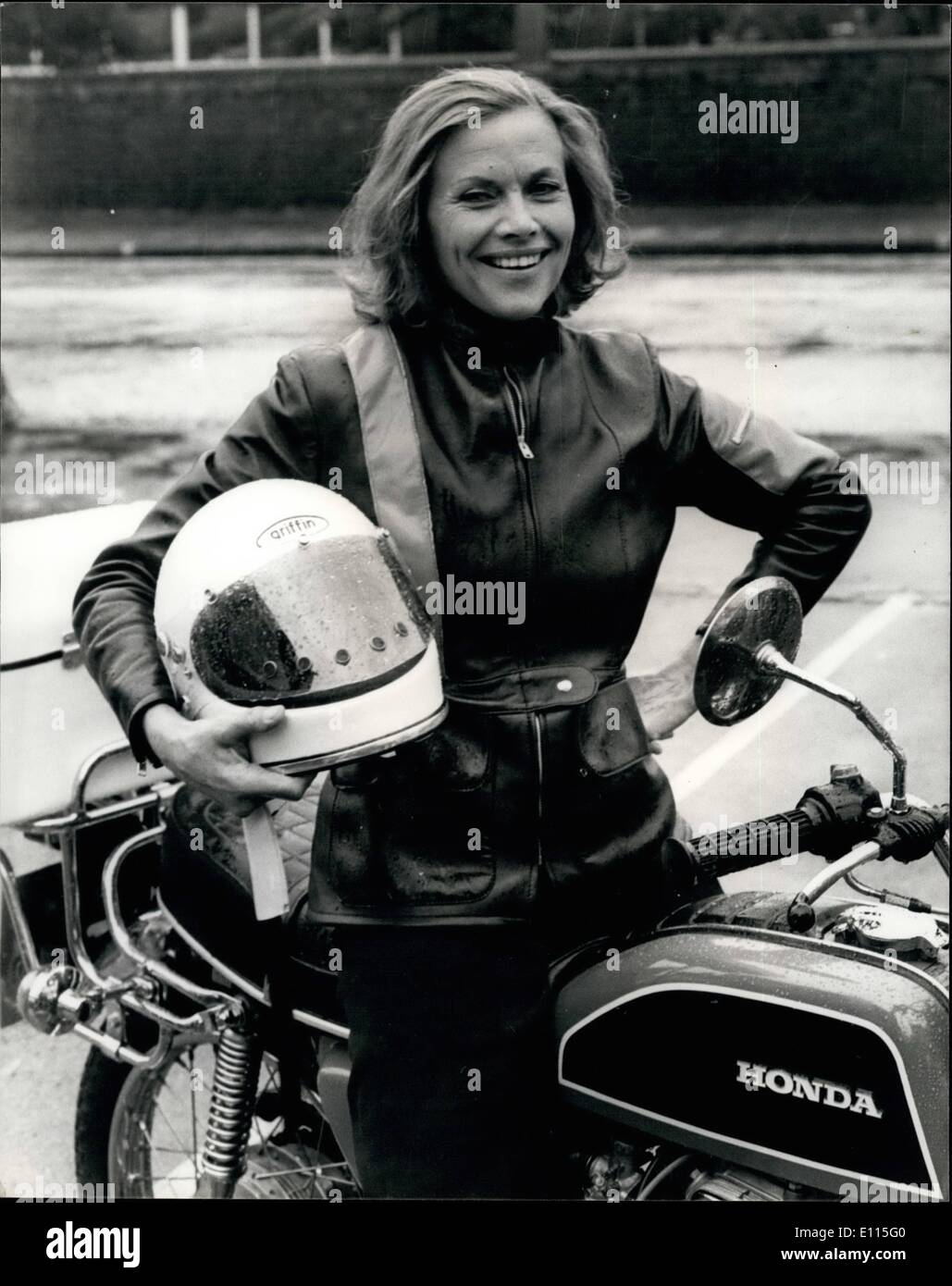 Sept. 09, 1975 - Honor Blackman "Avengers" Ruhm mit ihrem neuen Honda.: Ehre Blackman, Stern das Fernsehen ist "The Avengers" und zahlreiche Film-Spektakel ging zu Garratt-Lane-Autos, ihr eigenes Motorrad Honda CB 200 anzunehmen. Im Einklang mit ihrem Image war sie mit Leder verkleidet. Foto zeigt Ehre Blackman mit ihrem neuesten Honda 200 die sammelte sie in tooting gesehen heute Morgen. Stockfoto