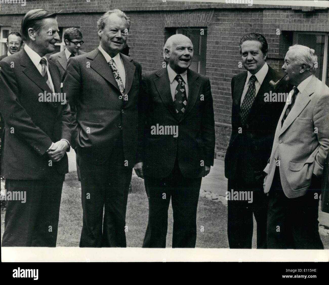 Sept. 09, 1975 - führenden sozialdemokratischen Meet Mr. Wilson, die Situation in Portugal zu diskutieren: Foto zeigt in der Garten Nr. 10 Downing Street heute abgebildet sind (V.l.) Herr Olof Palme (schwedische Ministerpräsident; Willy Brandt (deutsche Sozialdemokratische Partei); Herr Joop Den Uyl (Niederlande; s Prime Minister); Dr. Mario Soares (portugiesische sozialistische Führer) und Herr Harold Wilson, Großbritanniens Premierminister. Stockfoto
