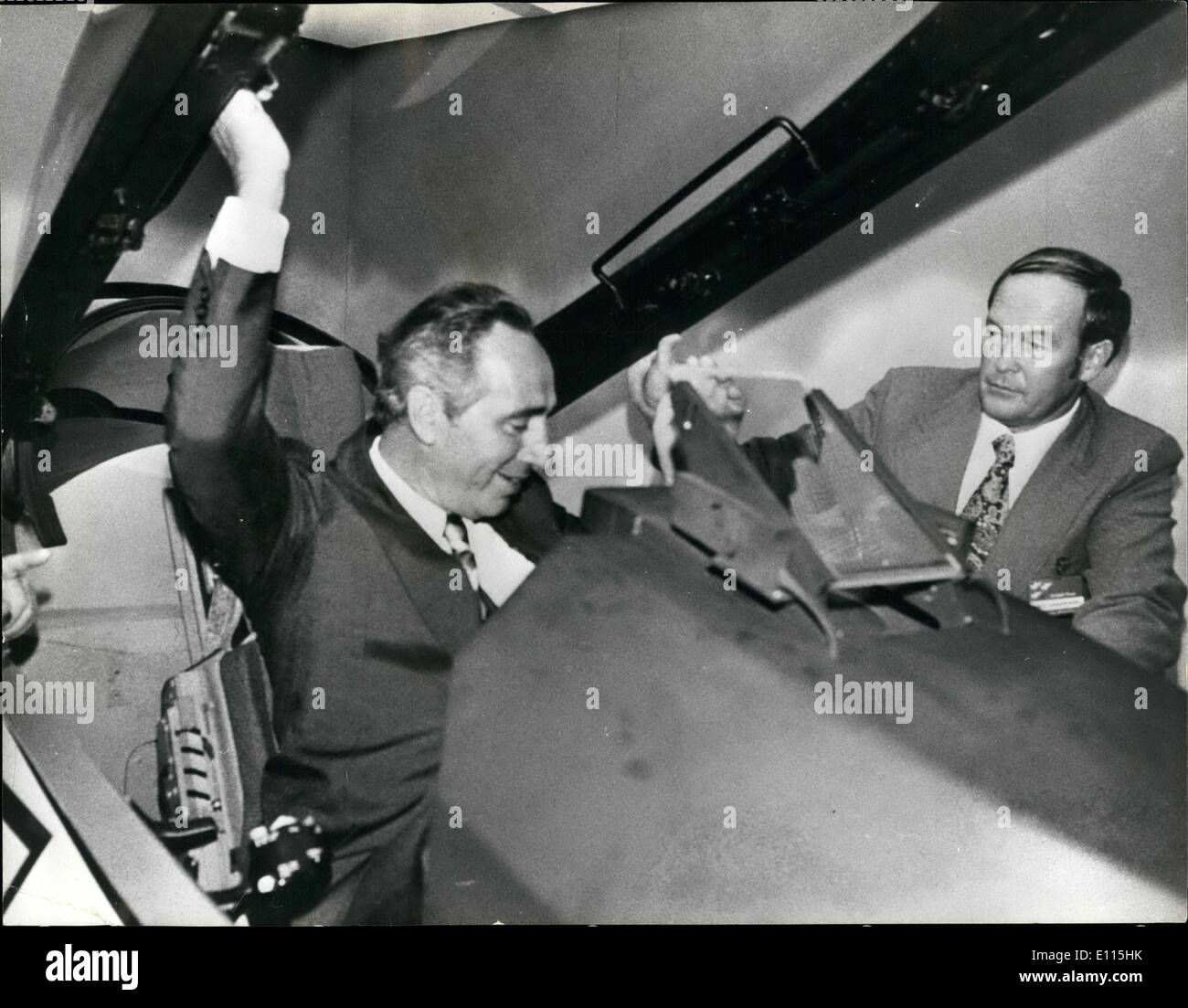 Sept. 09, 1975 - israelische Verteidigung Minister Geschäfte für Jets in den Vereinigten Staaten-OPS: israelische Verteidigungsminister, Shimon Peres probiert das Cockpit ein Mock-up Modell des Kampfflugzeugs US f-16 auf der amerikanischen Air Force Association annual Meeting in Washington. Es ist kein Geheimnis, dass die israelischen um für einen neuen Jet für Verteidigungszwecke des Landes einkaufen ist. Auf der rechten Seite ist Neil Anderson, Chef-Testpilot für die f-16 Kämpfer für General Dynamics. Stockfoto