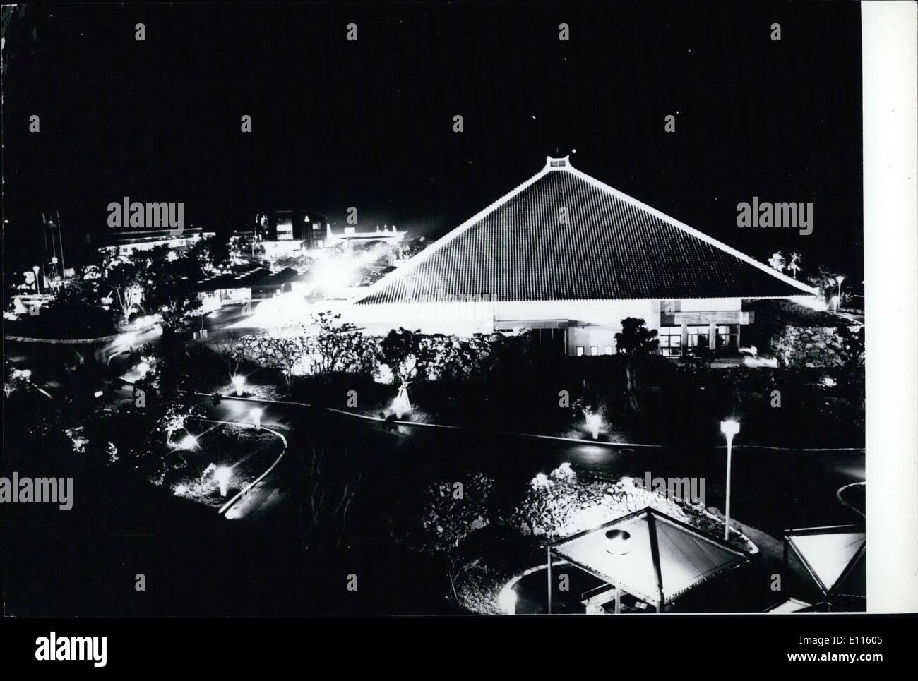 Sept. 09, 1975 - When the Sun Goes Down auf Okinawa'' s Ocean Expo: ein Blick auf den Ocean Expo 75-Ausstellung auf der japanischen Insel Okinawa wenn geht nach unten. Im Vordergrund ist der Okinawa-Pavillon mit seiner typischen japanischen Ziegeldach von Scheinwerfern beleuchtet. Stockfoto