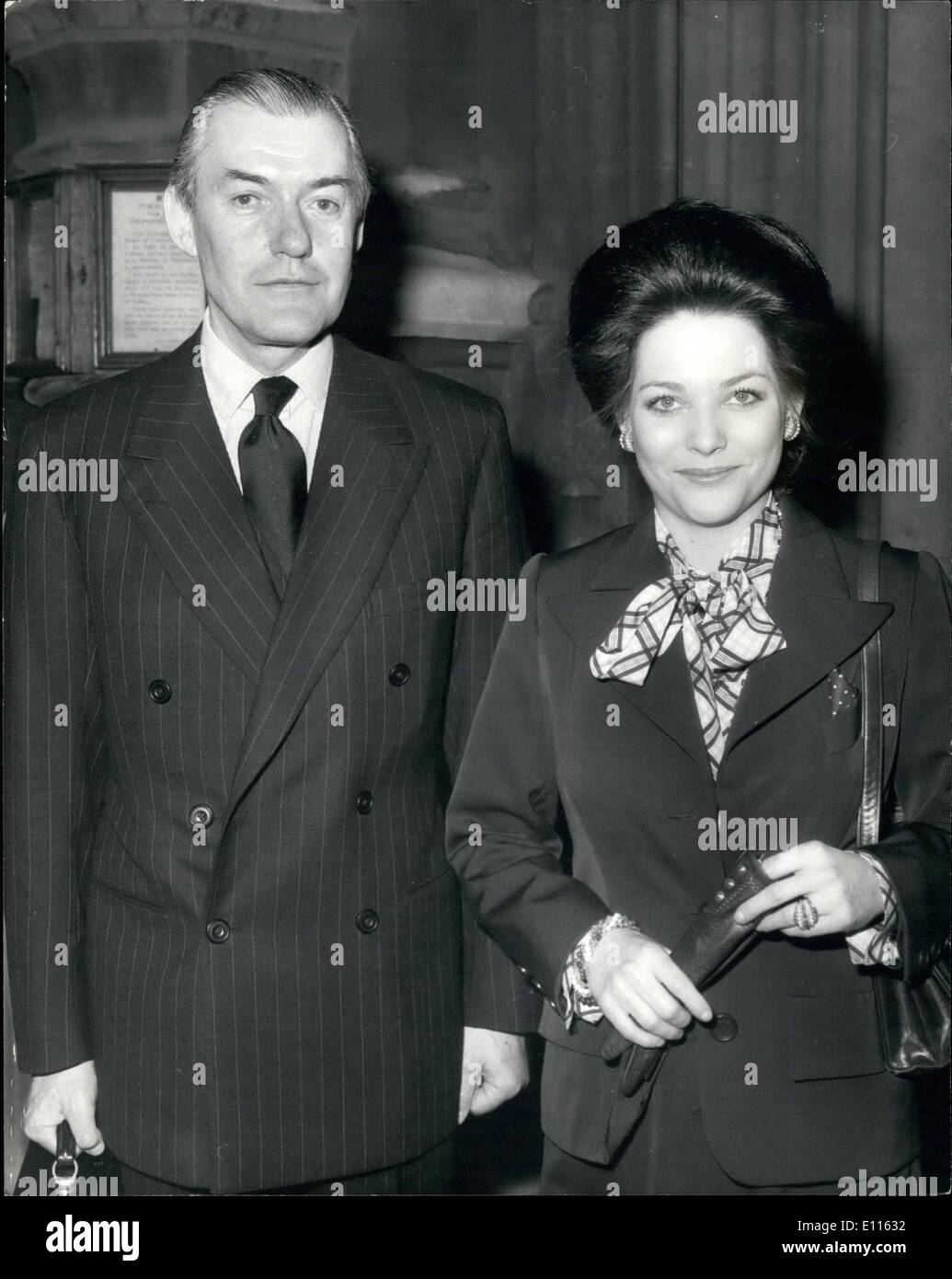 2. Februar 1976 - Law Lords, beschlossen der Peerage Titel: Eine Familienfehde, die Highsociety in den roaring Twenties erschüttert wurde wiedereröffnet im House Of Lords heute, wo vier Law Lords und 16 Peers zu versuchen und die Frage entschieden. Es ist Streit zwischen zwei Söhne über das Recht auf den Titel des Lord Ampthill, starb im Jahr 1973. Herr Geoffrey Russell, einer theatralischen Impresario, folgte seinem Vater als vierte Baron. Aber rechtliche Schritte zu den Adelsstand behaupten wurde dann von seinem Halbbruder, Herr John Hugo Trenchard Russell, Sohn des dritten Barons von einer späteren Ehe Stockfoto