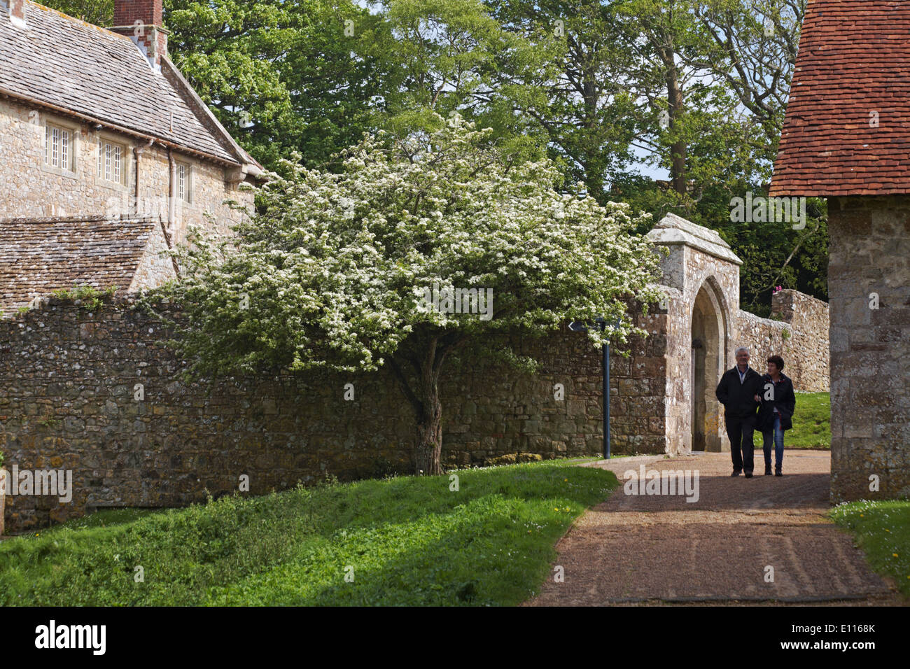 Paar Erkundung Carisbrooke Castle, Carisbrooke, Newport, Isle of Wight, Hampshire Großbritannien im Mai Stockfoto