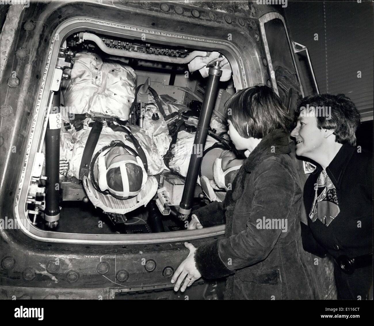 16. Februar 1976 - Apollo 10 Kapsel geht auf Anzeige im Museum: The Apollo 10 Kapsel, die Monitorbox die drei amerikanische Astronauten auf dem Mond im Mai 1969, durchgeführt auf dem Display an das Science Museum, Kensington, heute ging. Auch auf Ausstellung war, dass mehrere andere Mann Raum Artefakte von der Smithsonian Institution in Washington ausgeliehen. Foto zeigt Dr. Margaret Weston, Direktor des Science Museum, 11-j hrige Lyn Howells zeigt das Innere der Apollo 10 Kapsel, mit einem Gewicht von 5 1/2 - Tonnen, die heute auf der Schau im Museum war. Stockfoto