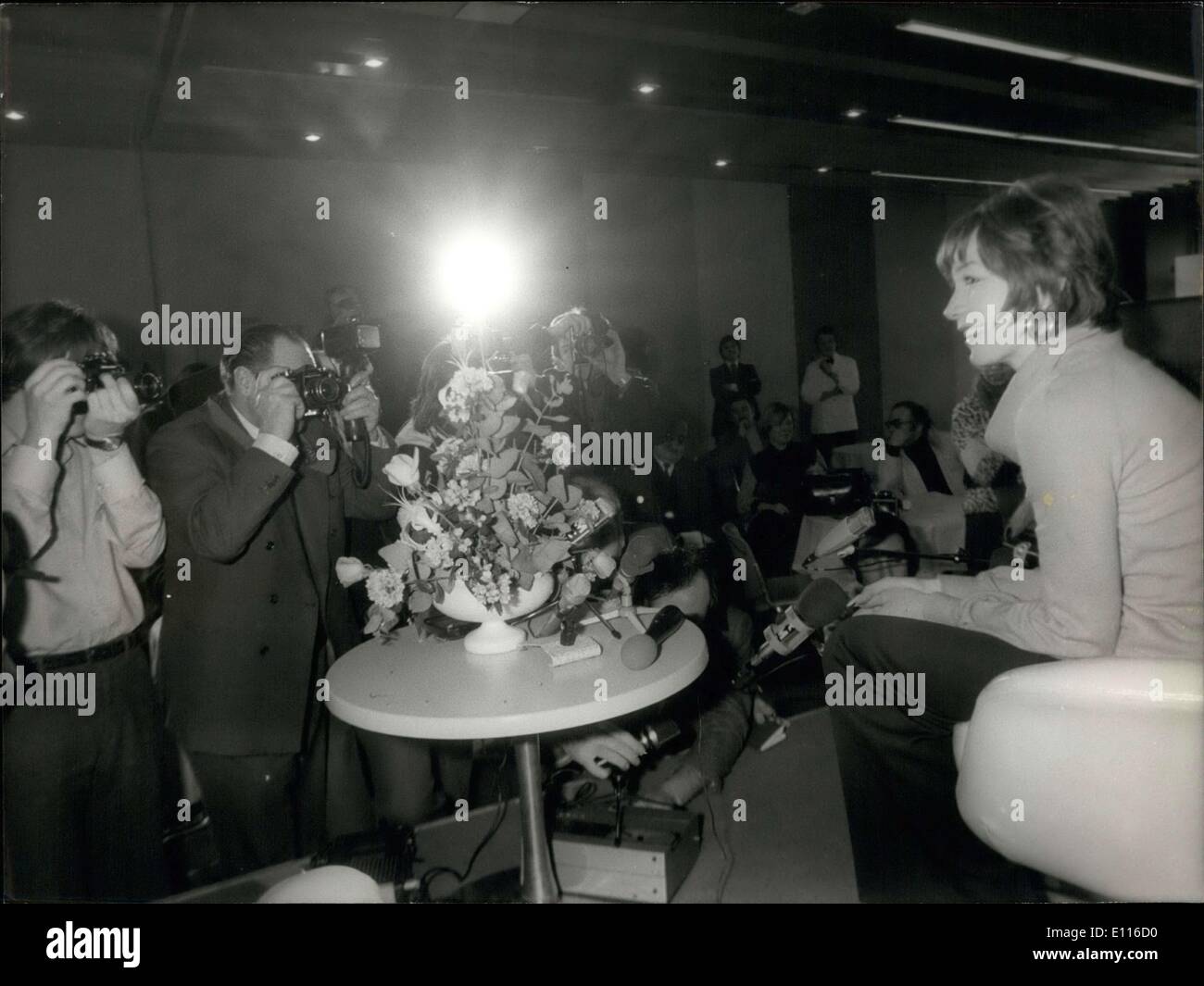 16. Februar 1976 - wird Shirley MacLaine in beiden Galas in Paris heute Abend und morgen im Kongress Palast durchführen. Die Stockfoto