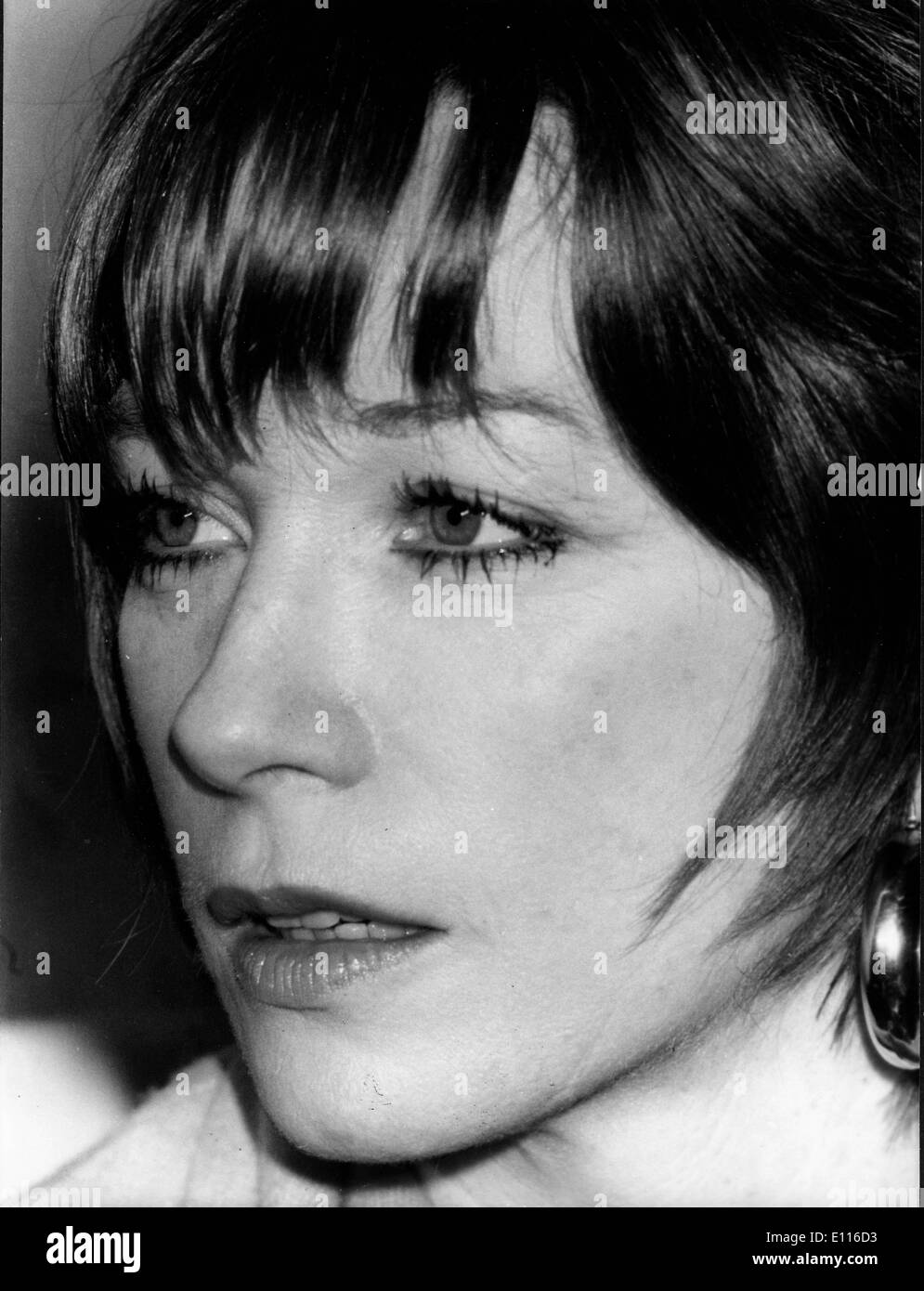 16. Februar 1976; Paris, Frankreich; Schauspielerin SHIRLEY MACLAINE wurde am 24. April 1934 in Richmond, Virginia, und die Schwester des Schauspielers geboren. Stockfoto