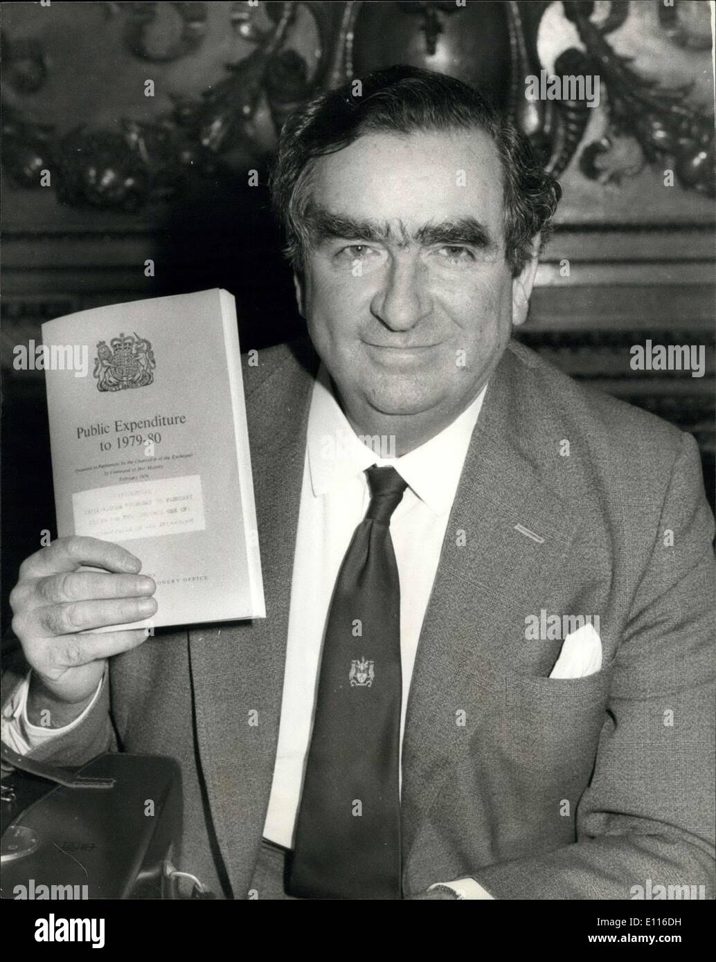 19. Februar 1976 - Herr Dennis Healey kündigt Massive Kürzungen In öffentlichen Ausgaben auf Pressekonferenz: auf einer Pressekonferenz heute Nachmittag die Kanzlerin Mr Denis Healey Massive Kürzungen bei den öffentlichen Ausgaben in den nächsten vier Jahren angekündigt. Das Foto zeigt. Herr Healey hält das White Paper enthält die massiven Kürzungen bei den öffentlichen Ausgaben in den nächsten vier Jahren. Stockfoto