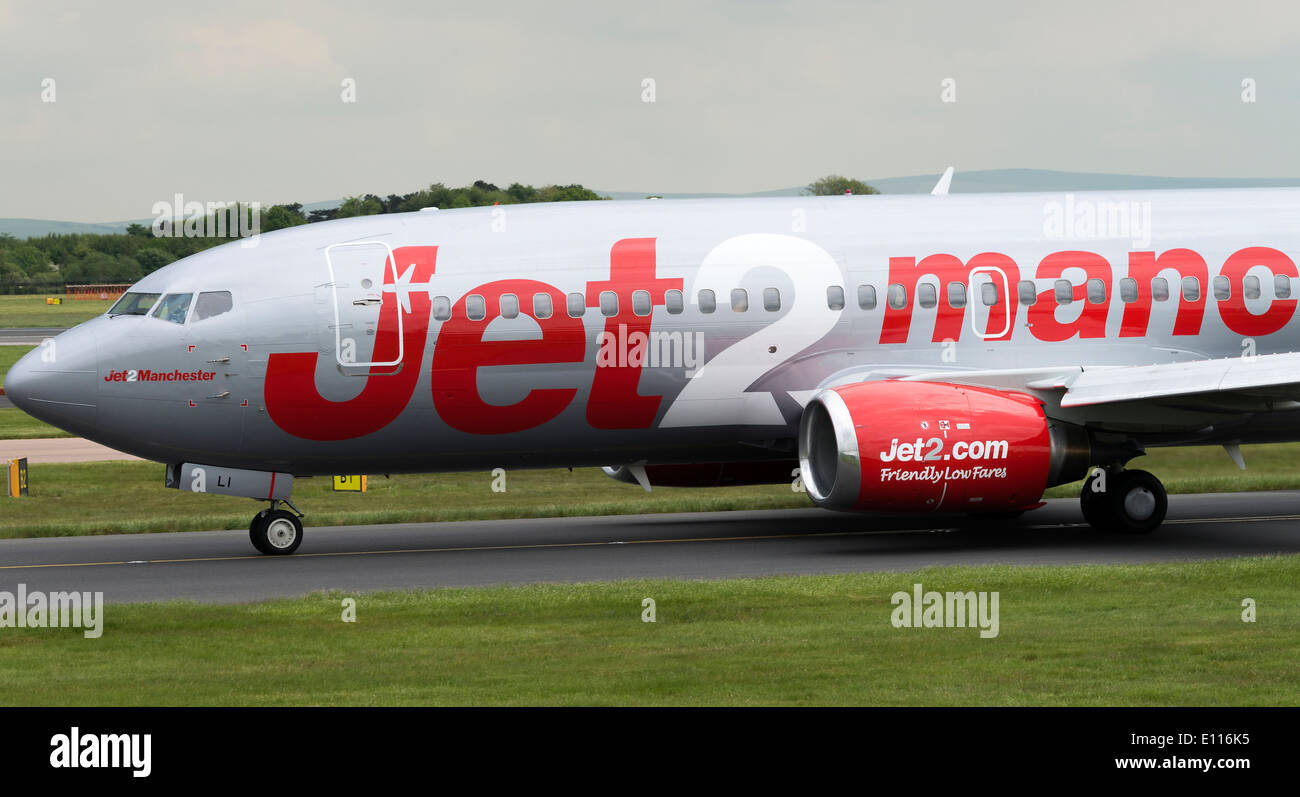 Jet2.com Boeing 737-300 Serie Verkehrsflugzeug G-CELI Rollen am internationalen Flughafen Manchester England Vereinigtes Königreich UK Stockfoto