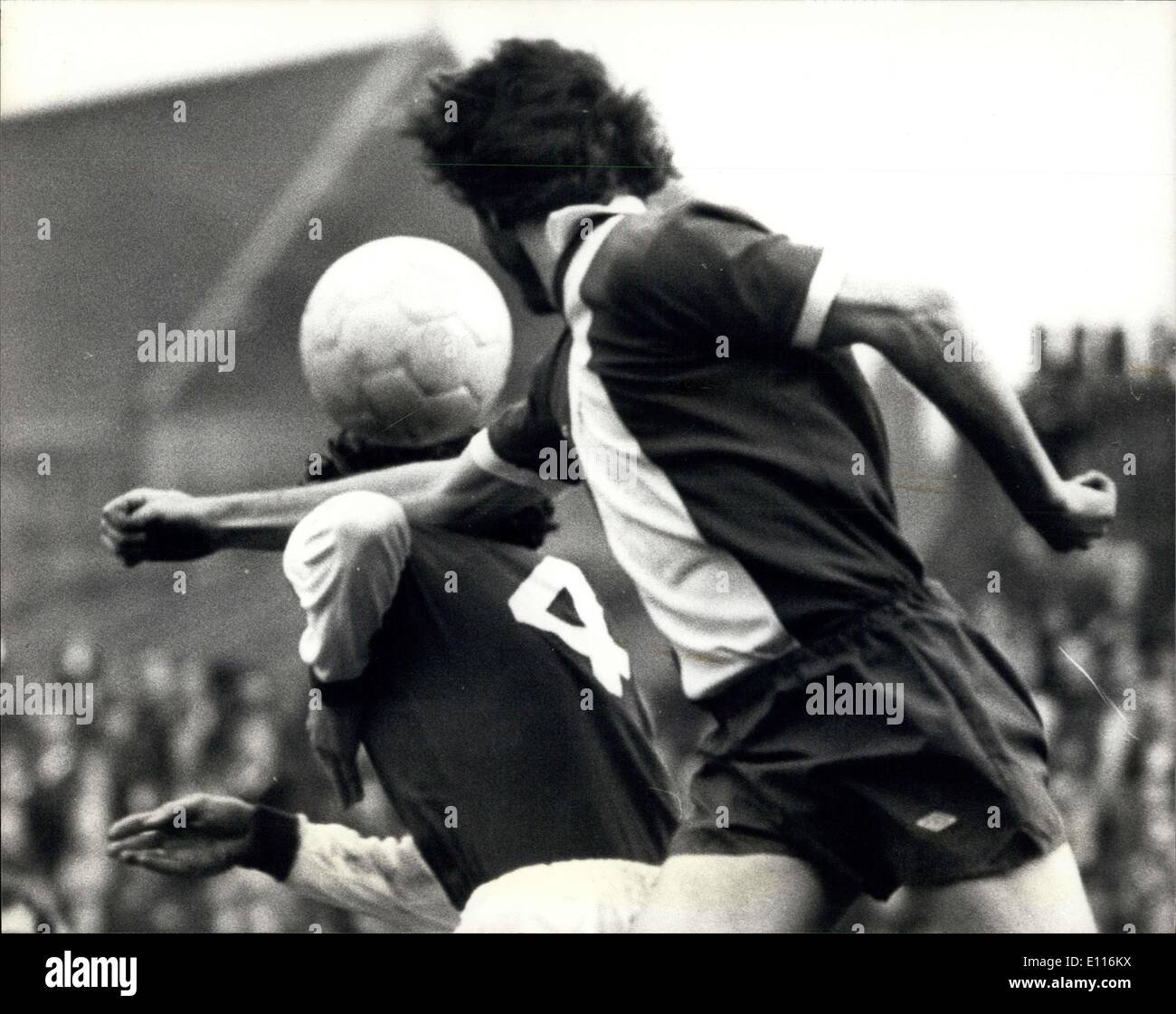 21. Februar 1976 - Arsenal gegen Birmingham City in Highbury: Foto zeigt das Arsenal-Spieler, seinen Kopf verloren zu haben scheint, ist Stockfoto