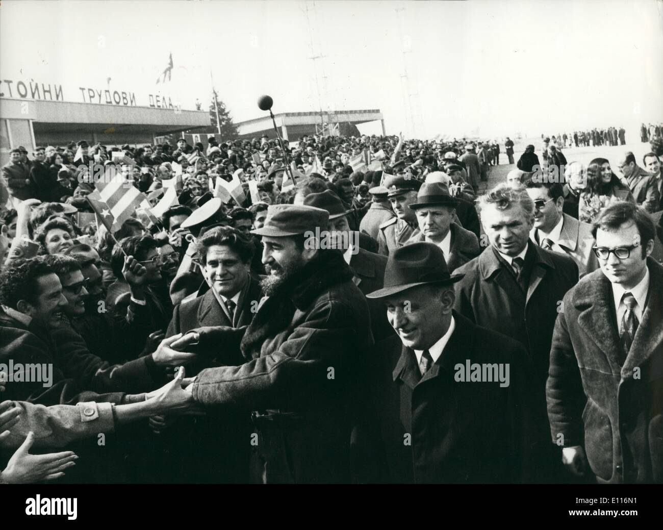 3. März 1976 - Fidel Castro In Sofia: Herzlich Willkommen am Flughafen Sofia, 8 März, der Besuch Fidel Castro / Zentrum / erster Sekretär der kubanischen kommunistischen Zentralkomitee der Partei und Premier des kubanischen Revolutionsregierung rechts - Tudor Schiwago, erster Sekretär der bulgarischen kommunistischen Zentralkomitee der Partei und des Staatspräsidenten. Stockfoto