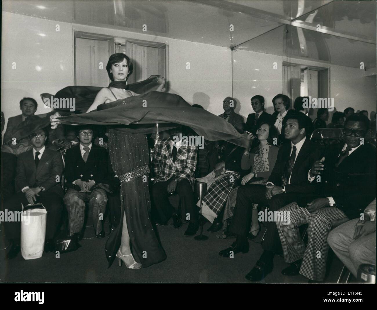 3. März 1976 - amerikanische Boxer Cassius Clay ging an ein Pierre Cardin Mode zeigen, dass die neuesten Kreationen der Designer vorgestellt. Stockfoto