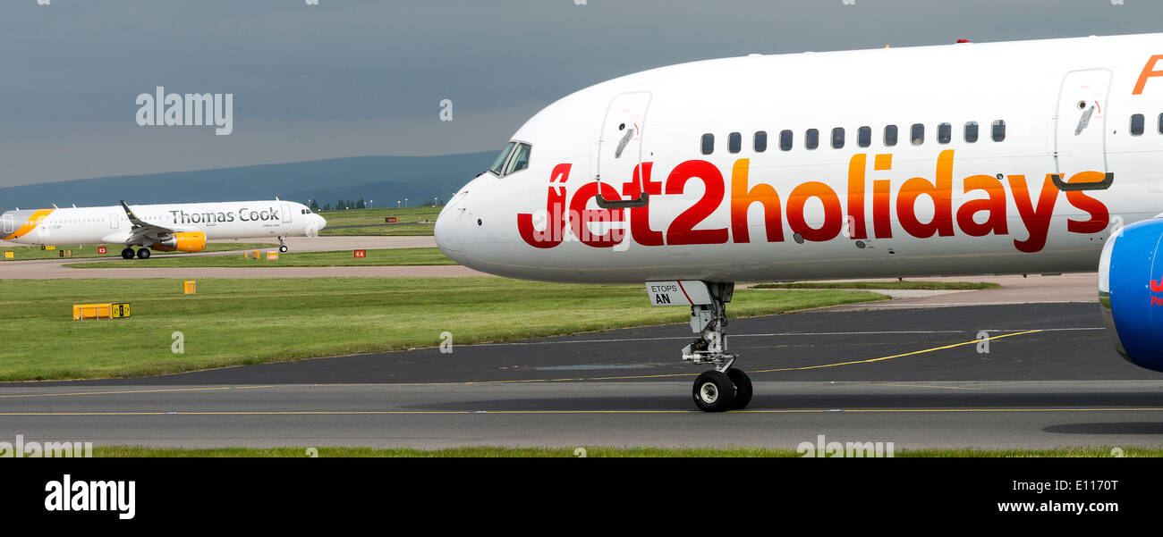 Jet2.com Boeing 757-200 Serie Verkehrsflugzeug G-LSAN Rollen am internationalen Flughafen Manchester England Vereinigtes Königreich UK Stockfoto