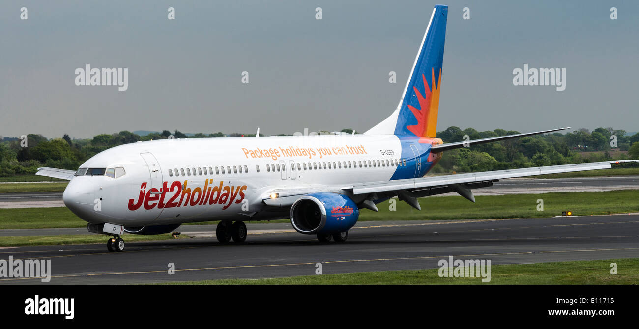 Jet2.com Boeing 737-300 Serie Verkehrsflugzeug G-GDFF Rollen am internationalen Flughafen Manchester England Vereinigtes Königreich UK Stockfoto