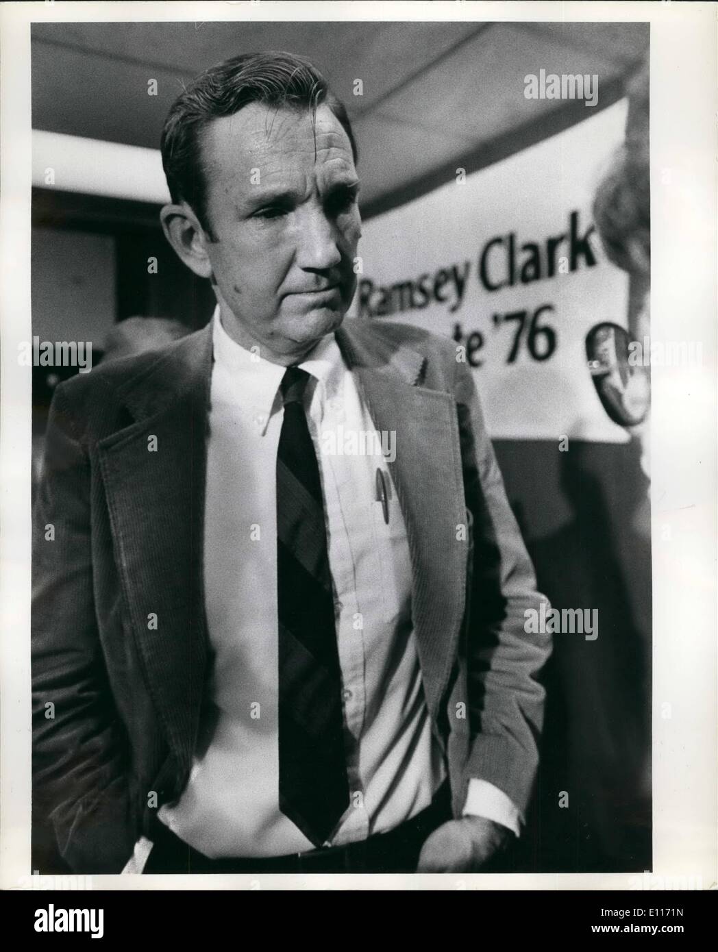 3. März 1976 - ehemalige US Ein Justizminister Ramsey Clark im Gespräch mit Reportern nach der Ankündigung offiziell seine Kandidatur für den US-Senat Sitz für New York jetzt von republikanischen James Buckley gehalten. Herr Clark ist ein Demokrat. Stockfoto