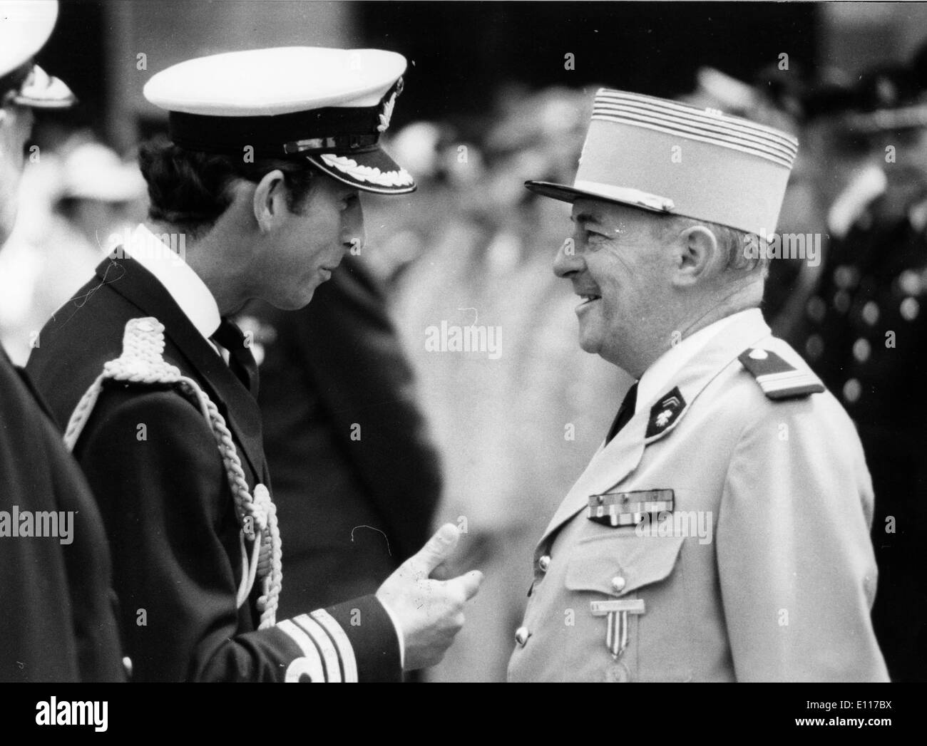 Prinz Charles spricht mit Oberst Georges Chresteil Stockfoto