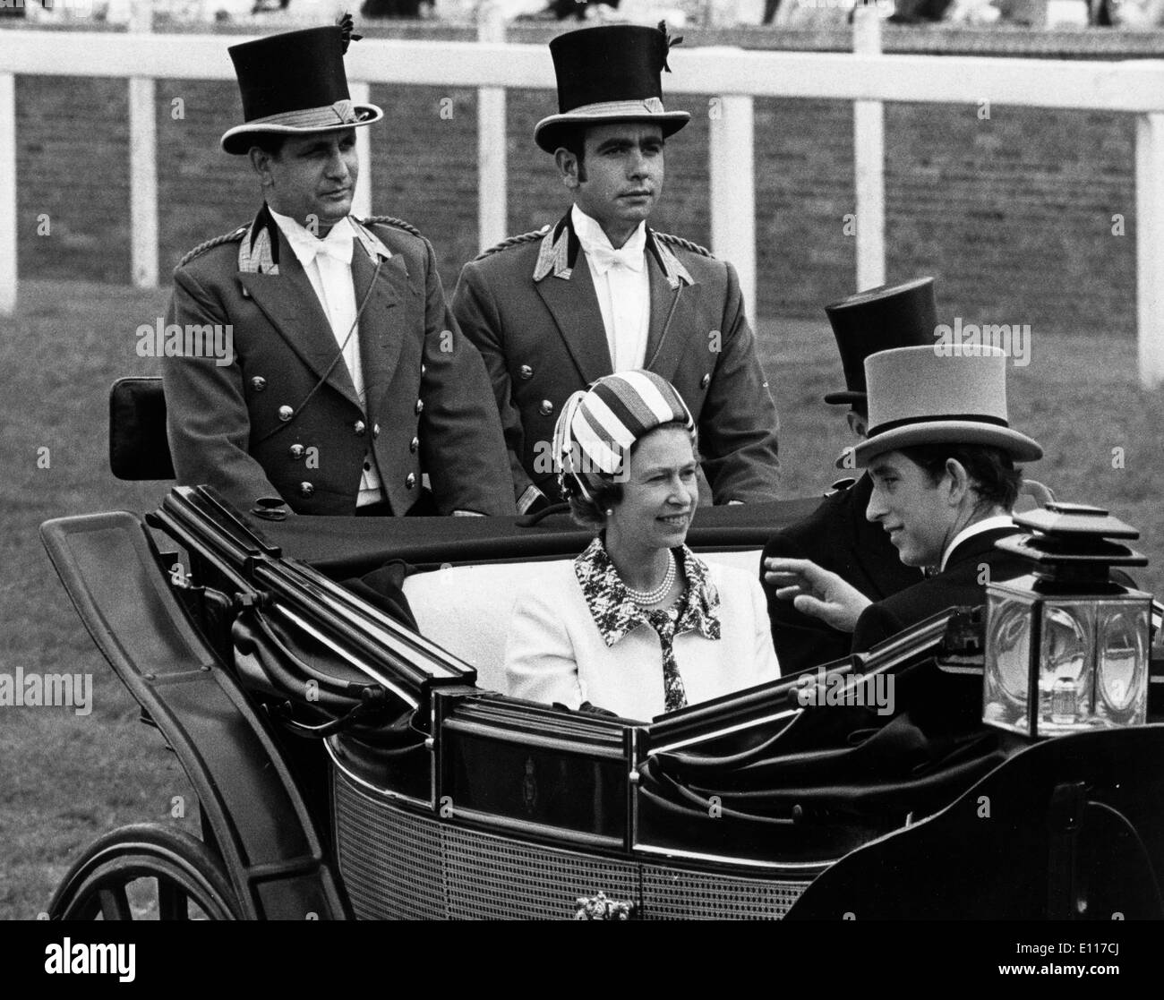 Königin Elizabeth II und Prinz Charles fahren in Kutsche Stockfoto