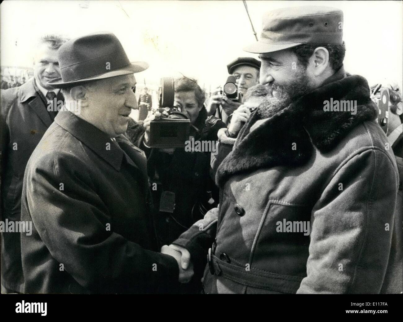 3. März 1976 - Fidel Castro In Bulgarien: Kubanische premier und erster Sekretär des Zentralkomitees der kubanischen kommunistischen Partei Fidel Castro/recht/angekommen in Sofia, März 8. Er wurde am Flughafen Sofia von Todor Zhivkov, erster Sekretär der bulgarischen kommunistischen Zentralkomitee der Partei und Staatsrat Präsidenten erfüllt. Stockfoto