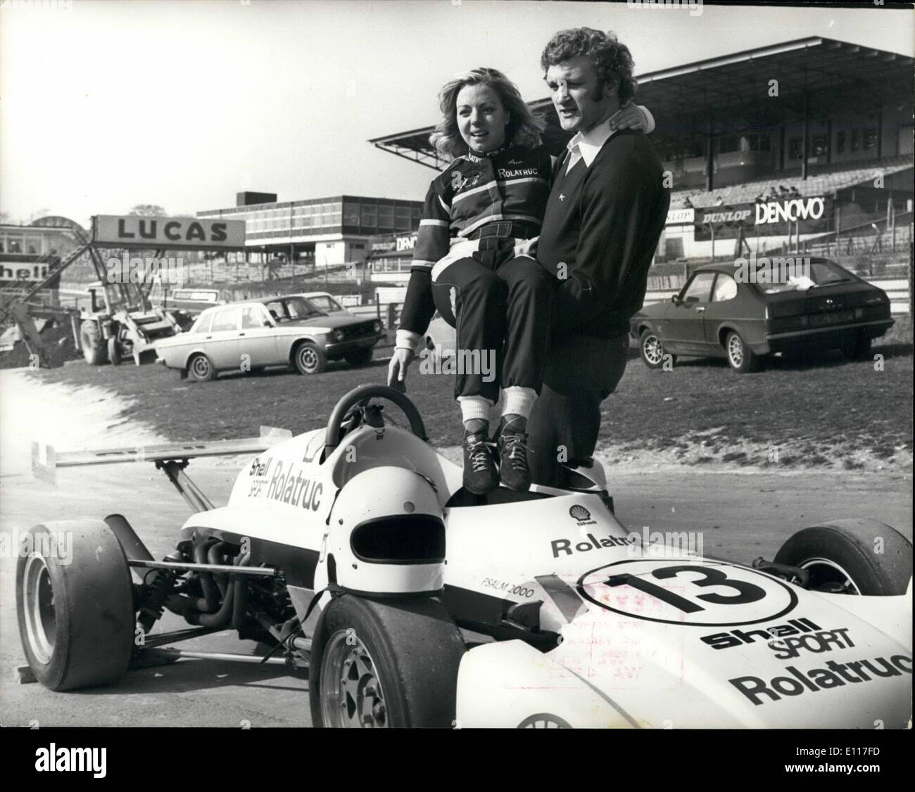 3. März 1976 - Anne Moore und Joe Bugner üben in Brands Hatch: Joe Bugner war unter vielen Olympischen und internationalen Sport-Stars, die heute in Brands Hatch üben für die nächsten Wochen Rennen zugunsten der Langebaan Charity Starks waren. Champion Show Jumper Anne Moore, drehte ihre Hand zum professionellen Motorsport und fahren einen Einsitzer Elden Ford 2000 in etwa 30 Rennen dieser Saison, war es, ein paar Worte zu Joe geben. Foto zeigt Anne Moore in ihr Auto durch Joe Bugner geholfen ist. Stockfoto