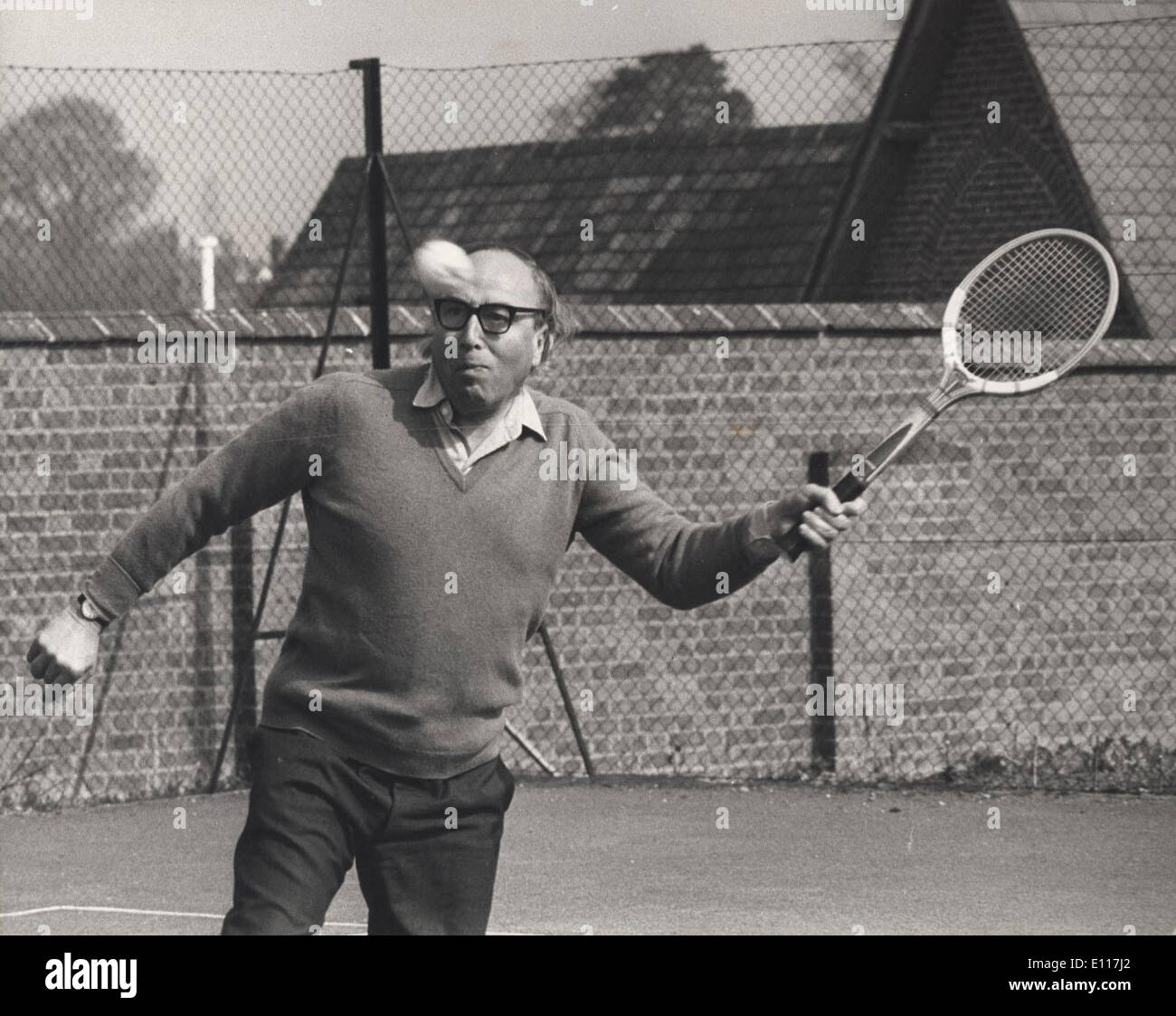 20. März 1976 - Berkshire, England, Vereinigtes Königreich - ROY JENKINS eine Partie Tennis mit seiner Frau im Garten ihres Hauses zu genießen. Stockfoto