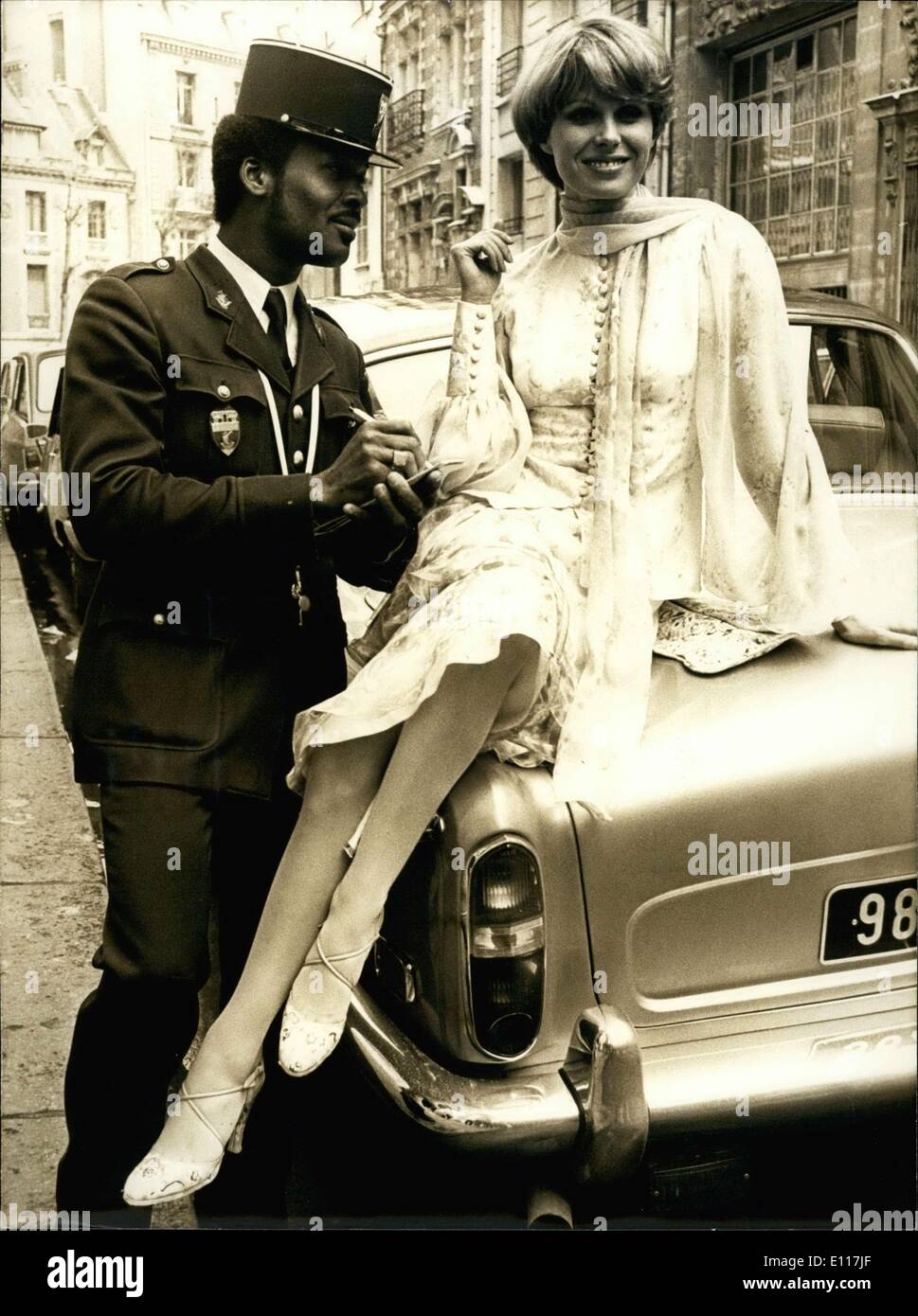 23. März 1976 - ist die schöne britische Schauspielerin Joanna Lumley ihr Fan, Paris Polizist ihr Autogramm geben. Stockfoto
