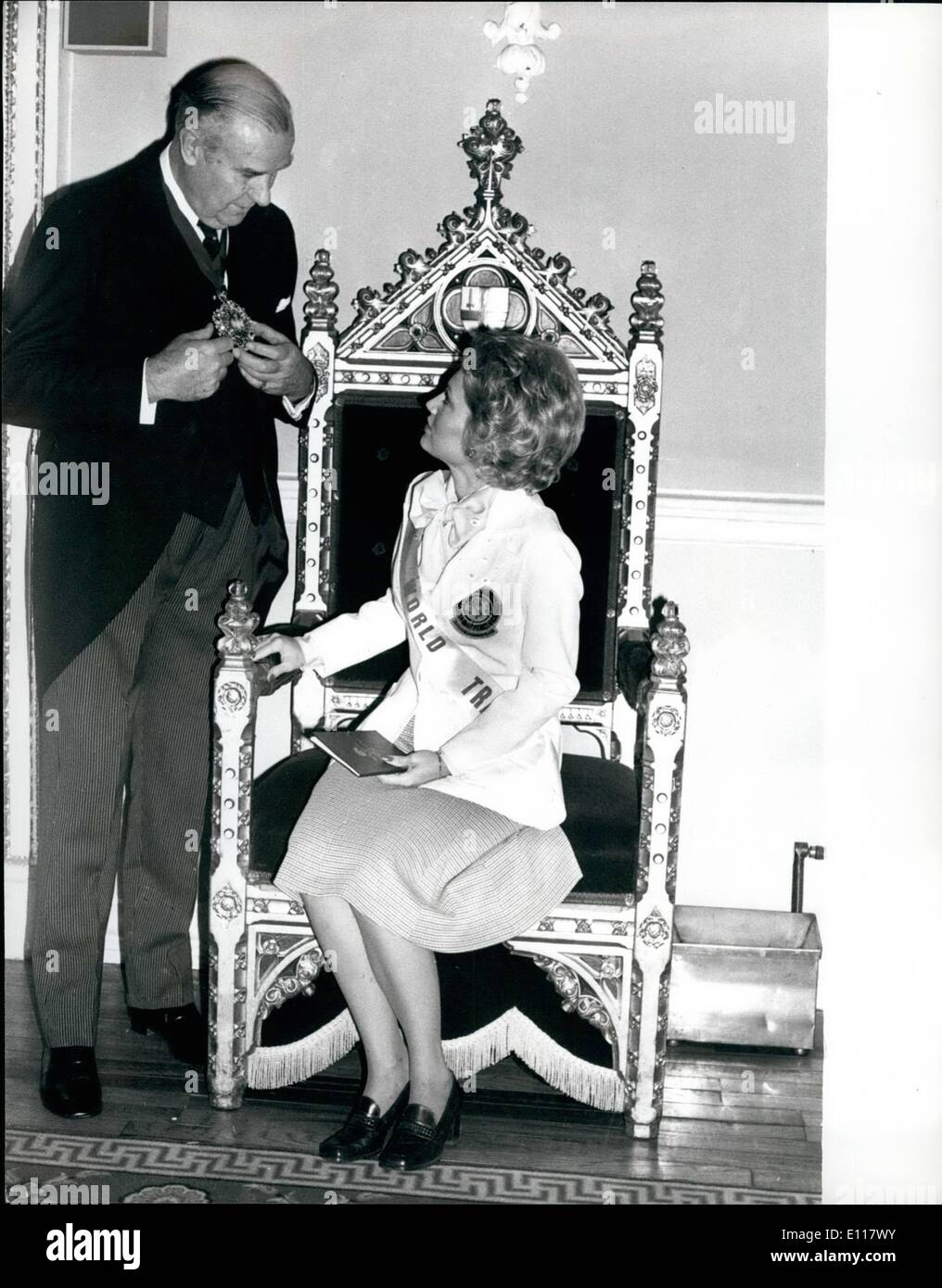 4. April 1976 - Miss Welthandel von Los Angels besuchte Lord Mayor of London: Miss Betty Lauerman, 27, aus Lengbeach, Kalifornien, '' Miss World Trade'', angekommen ist, ist Großbritannien die Fachmesse World zu fördern die in Les Angeles vom 16. Mai bis 27. geöffnet wird. Heute besuchte Te Herrn Mayer von London, Sir Lindsay Ring am Haus Mennen. Foto zeigt Betty Waldarbeiter '' Miss World Trade'' in der berühmten Oberbürgermeister Stuhl sitzt, während Sir Lindsay Ring heute interessante Peintds von seiner Kette des Büros im Mansion House in der Stadt erklärt. Stockfoto