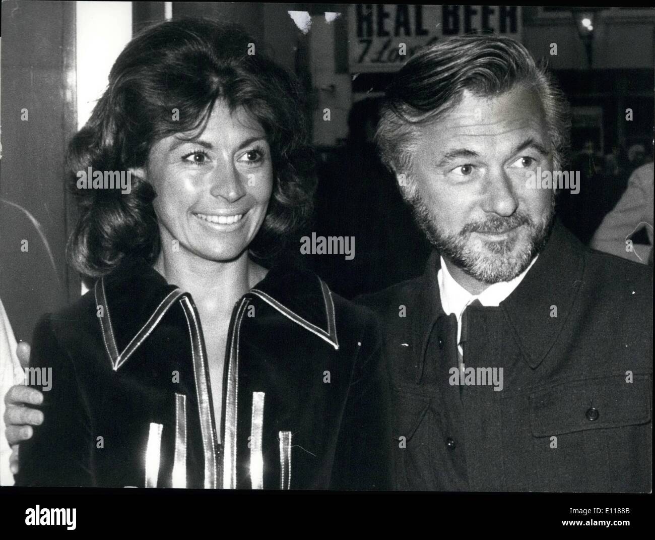 4. April 1976 - Film Premier '' All the Präsidenten Men'': Bryan Forbes und seiner Ehefrau Nanette Newman. Ne Pi Stockfoto