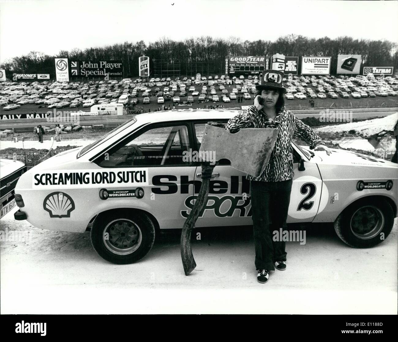 04. Apr 1976 - Screaming Lord Sutch mit der Axt aus dem Motorsport: Kontroverses Pop-Star Screaming Lord Sutch wurde wegen eines Zwischenfalls bei Brands Match am 4. April mit der Axt aus dem Motorsport ausgezeichnet. Sutch, der mit Alvin Stardust und Rick Wkemen in einem Super Stan Rennen fuhr, blieb am Start und verursachte eine gewisse Panik bei den Rennbahnbeamten Stockfoto