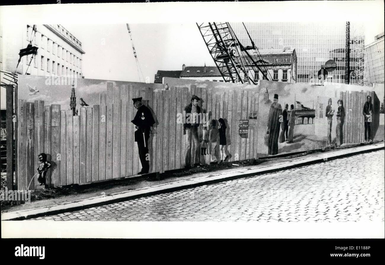 4. April 1976 - belgische Künstler machen das meisten, wenn Werbetafeln rund um Hochbau in Brüssel: viel im Herzen von Brüssel wird immer wieder geändert, durch die Monotonie der hohen Werbetafeln rund um Hochbau errichtet. Aufgrund der Möglichkeiten machen sich Künstler beschäftigt dekorieren den freien Raum mit einigen guten künstlerischen Bemühungen. Foto zeigt einige der Arbeiten des Künstlers angezeigt auf einer Baustelle in Brüssel, von denen einige sind recht amüsant, als der Polizist, der mit dem kleinen betroffenen scheint '' Manneken Pie " Stockfoto