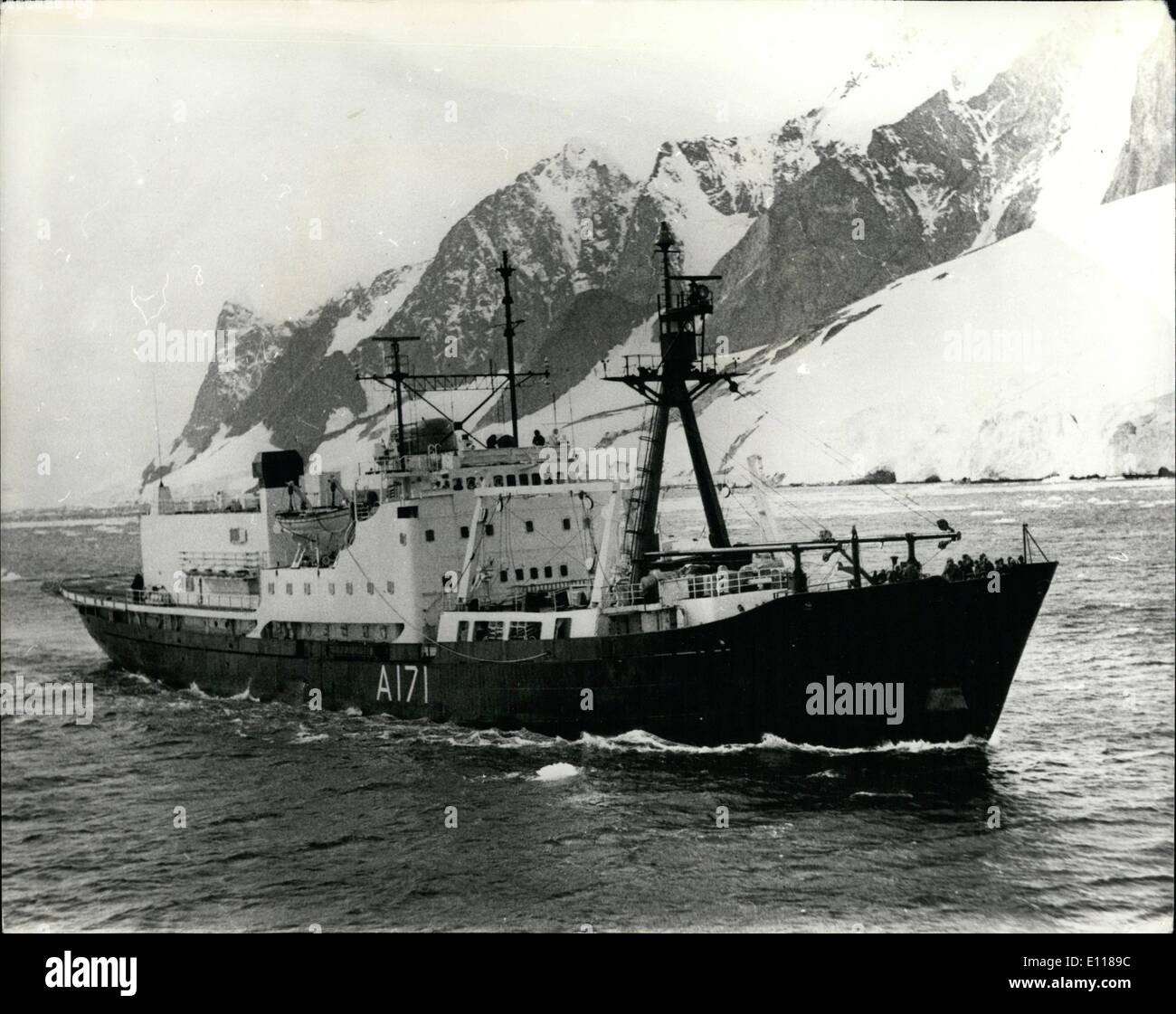 4. April 1976 - ist HMS Endurance Köpfe für Home aus der Antarktis gesehen unterwegs für Zuhause von der Antarktis der Royal Navy 2.640 - Tonne Eis Patrouillenschiff HMS Endurance. Sie kommen zurück in das Vereinigte Königreich im Mai, früher das dänische Schiff, Anita Dan'', Ausdauer wurde 1967/68 umgebaut und ist jetzt mit der neuesten hydrographischen GPS-Ausrüstung ausgestattet. Sie unterstützt britische Interessen in der Antarktis und des British Antarctic Survey, seine wissenschaftliche Forschungsprogramm durchzuführen, hat sie eine Ergänzung von 118. Stockfoto