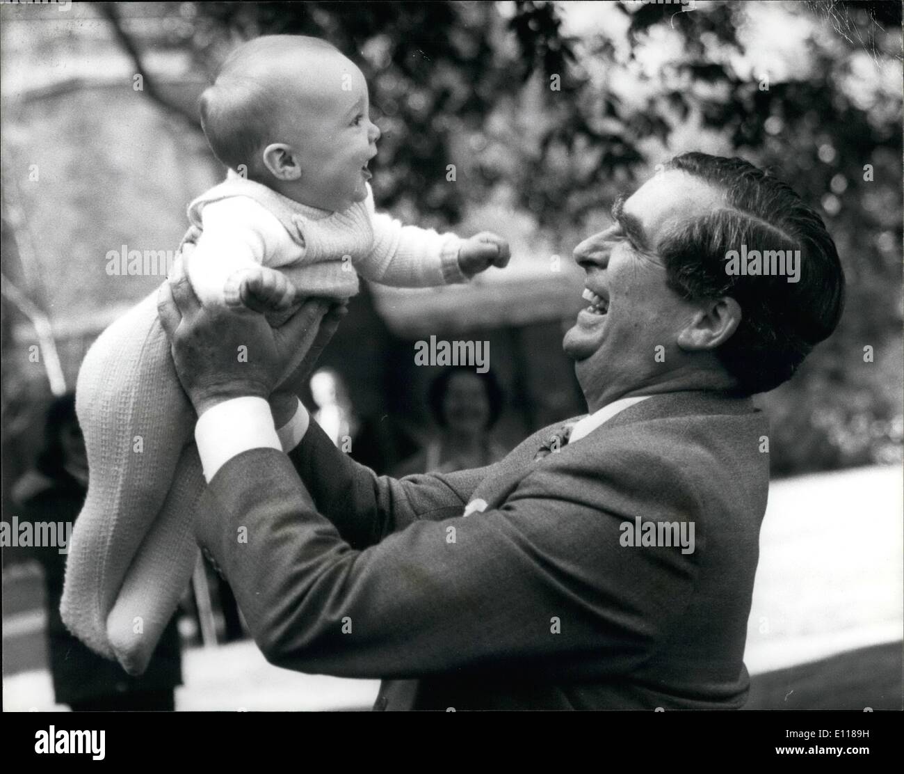 4. April 1976 - Kanzler Denis Healey von seiner Familie an Nr. 11 Downing Street kam, als er bereitet sich auf Dienstag Budget: Kanzler Denis Healey gesellte sich seine Familie an Nr. 11 Downing Street Parlament nächsten Dienstag, den 6. April. Foto zeigt Kanzler Denis Healey in fröhlicher Stimmung, als er sein Enkel Thomas hoch in die Luft, wirft während die Familie entspannend im Garten von Nr. 11 heute waren. Thomas ist der 6 Monate alten Sohn Mr Healey Tochter, Jennifer Copsey. Stockfoto