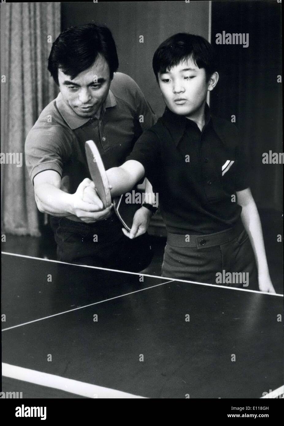 20. April 1976 - Ping pong ein Favorit im königlichen Palast: Mr Ogihara, ehemalige World Champion Tischtennisspieler lehrt Prinz Aiyanomiya, der Sohn des Kronprinzen von Japan, Tischtennis zu spielen. Das Foto zeigt den Prinzen Aiyanomiya empfangen einige coaching aus der Ex-Weltmeister an seinem 12. Geburtstag. Stockfoto