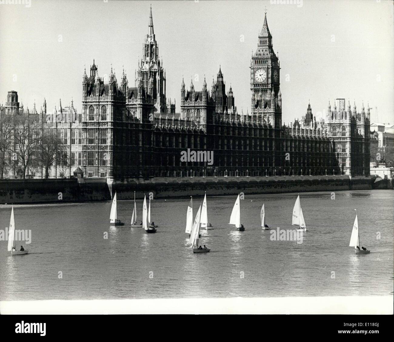 20. April 1976 - GLC Schlauchboot Rennen von Putney County Hall und zurück: Mitglieder des Greater London Council South Bank Segelclub heute Beteiligte in einem Rennen von Putney Komitatshaus und zurück auf die Flagge zu zeigen. Rund 20 Dinghys wurden an das jährliche Rennen für den John zu bewältigen-Cup teil. Foto zeigt einige der Dinghys gesehen, indem Sie das Haus des Parlaments von Firef Teil des Rennens von Putney zu der County Hall. von wo sie nach Putney zurückkehren. Stockfoto