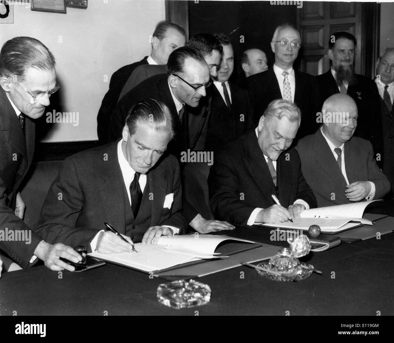 Politiker Anthony Eden und Nikita Khrushchev Signieren von Dokumenten Stockfoto