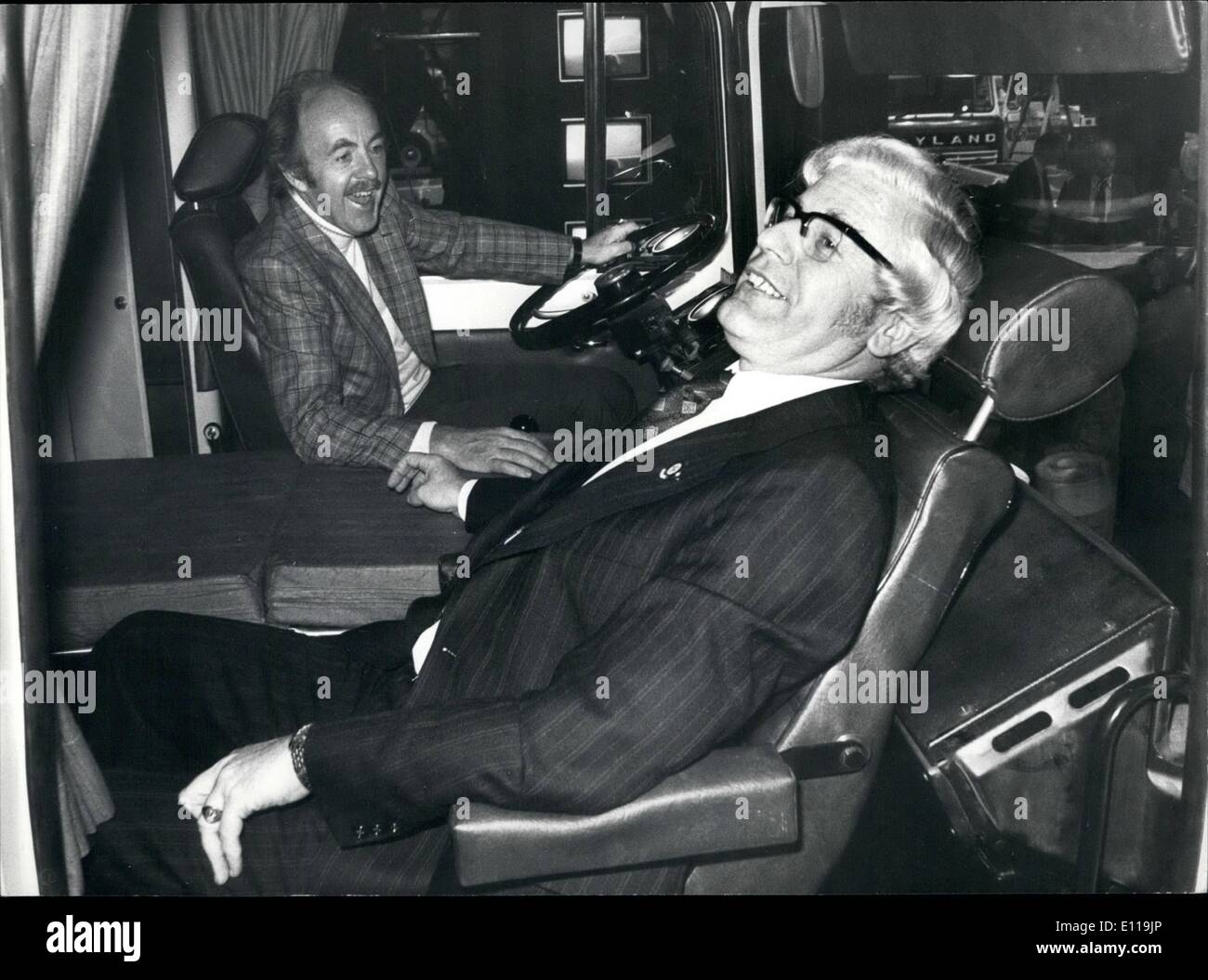 Sept. 09, 1976 - Marathon besondere von Leyland stiehlt The Spotlight bei The Commercial Motor zeigen Earls Court: Spitze des Gesetzentwurfs über die British Leyland-Stand auf der Earls Court ist die neue Super-Version der Nahost Kabine, die an einem Marathon besonders ausgestattet ist. Entworfen für Nahost und Inter-continental Vorbereitungen, der Super-Schläfer waren der Beifahrersitz verschoben werden kann, um entweder eine Weiterleitung des rückwärts gerichteter Stellung zu geben. Foto zeigt Dereck Banfield eines Anfang der TV-Serie '' The Brothers'' auf das Rad und Alex Park, Chief Executive von Leyland in der Kabine des Marathon-Special. Stockfoto
