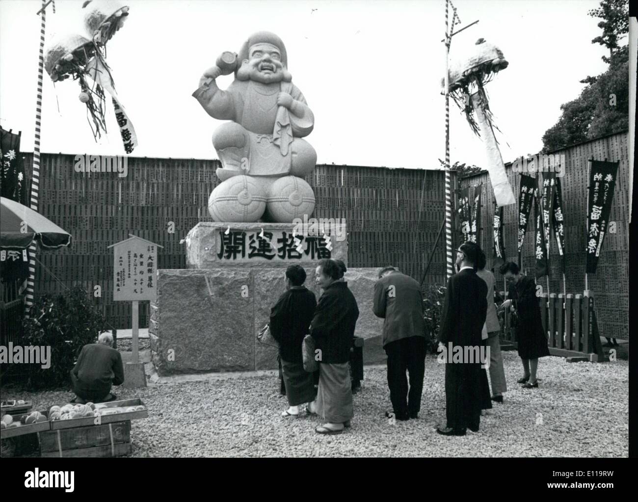 5. Mai 1976 - Gott des Reichtums wiegt 85 Tonnen: eine steinerne Bild '' Daikoku'', die Gott f Reichtum, 7 Meter hoch und wiegt 85-Tonnen, hat an der Kanda Myojin-Schrein in Tokio gespendet worden. Es ist das größte Bild der '' Daikoku'' in Japan. Der Gott ist auf zwei Ballen der Reis, und halten eine Spardose sitzend dargestellt. Gruppe der japanischen erscheinen zu Gott zu beten. Stockfoto