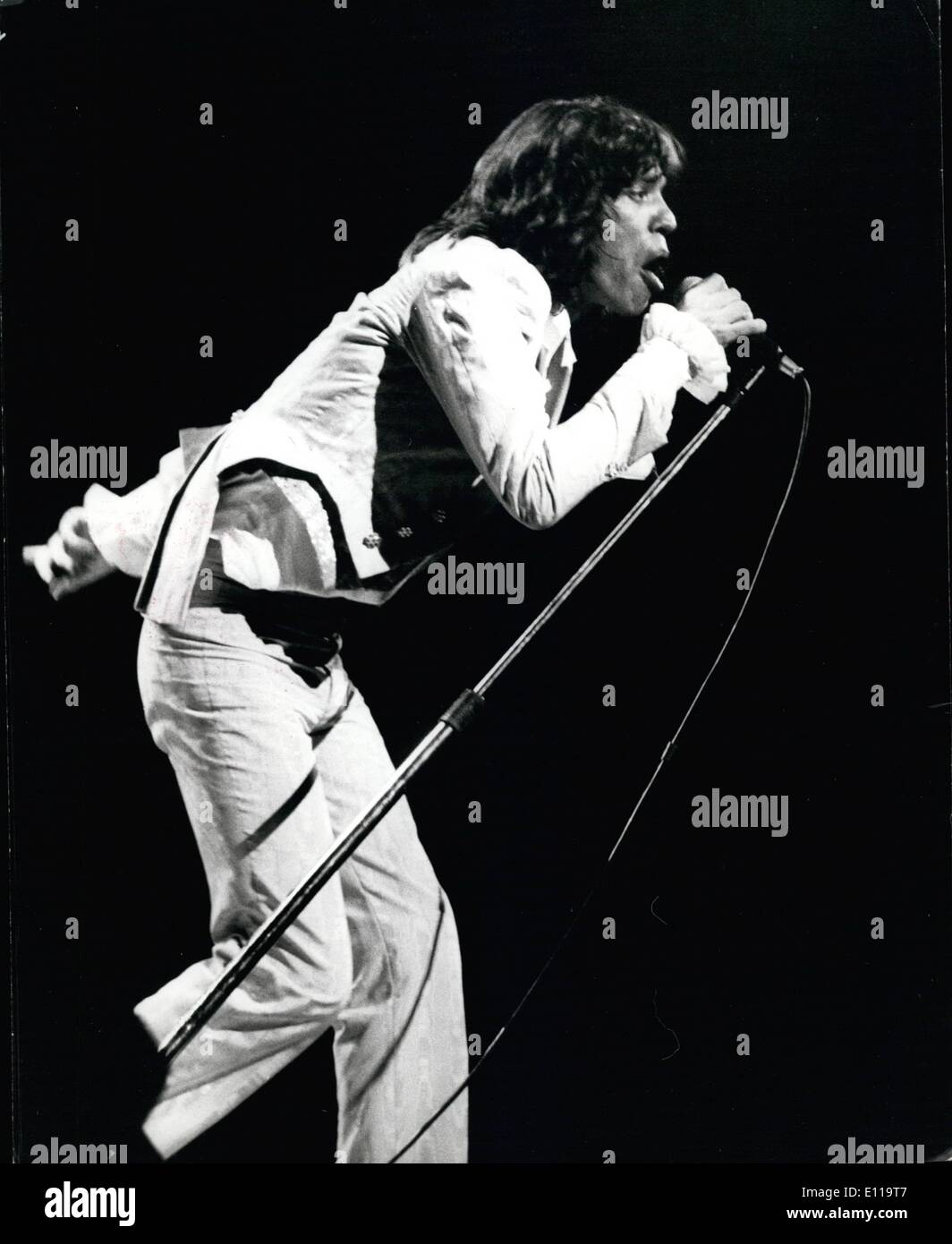 5. Mai 1976 - The Rolling Stones in London zurück: letzte Nacht eines der größten Rock-Shows wurde zurückgebracht nach London von den Rolling Stones. Vor 17.000 Fans in Earls Court mit 90 Minuten Musik Geist weht. Das Foto zeigt Mick Jagger der Anführer der Rolling Stones während der letzten Nächte Leistung gesehen. Stockfoto
