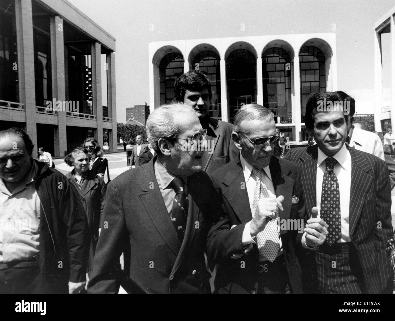 10. Mai 1976; New York, NY, USA; Der Sohn eines österreichischen Einwanderers, trat FRED ASTAIRE Show-Business im Alter von 5. Er war erfolgreich im Varieté und am Broadway in Zusammenarbeit mit seiner Schwester Adele. Nachdem Adele im Ruhestand im Jahr 1932 zu heiraten, ging Astaire nach Hollywood. Auf RKO unterzeichnet, wurde er an MGM in Dancing Lady (1933) angezeigt werden vor Beginn der Arbeiten auf RKOs Flying Down to Rio (1933) verliehen. In dem letztgenannten Film begann er seine sehr erfolgreiche Partnerschaft mit Ginger Rogers, mit denen er in 9 RKO Pictures tanzte. Das Bild zeigt Fred Astaire im Lincoln Center. Stockfoto