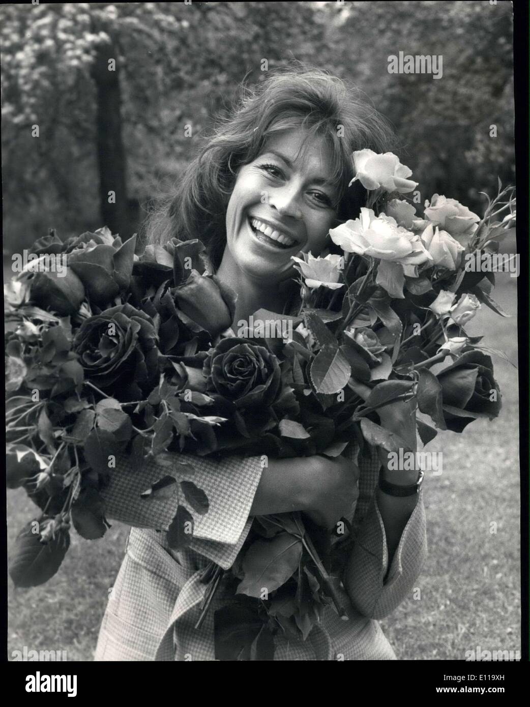 18. Mai 1976 - vergibt an rose Züchter? s von Nanette Newman? Autorin und Schauspielerin Nanette Newman, Ehefrau von Bryan Forbes, Regisseur des Films? Die Hefterzufuhr und die Rose?, heute präsentiert die ersten Auszeichnungen Rose Züchter, die Rosen in den Studien von der British Association Rose Züchter in Carlton House Terrace in London organisiert heute eingegeben. Foto zeigt: Nanette Newman gesehen im St. James Park mit drei gewinnen Rosensträuße heute. AL/Keystone Stockfoto