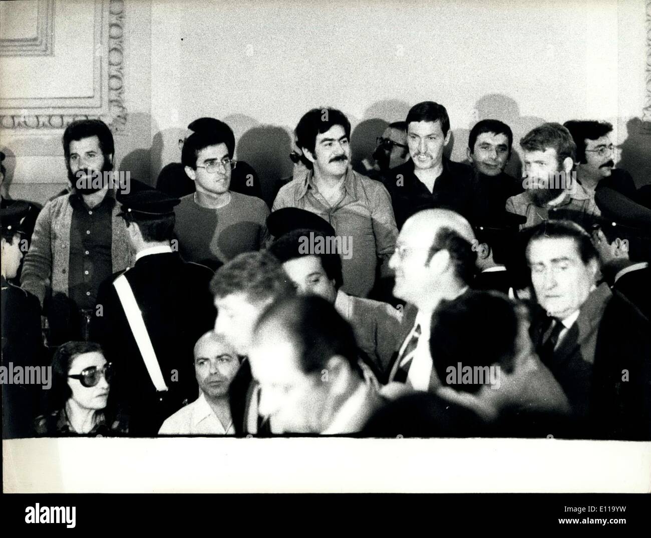 25. Mai 1976 - kam eine große Verwirrung am Hof von Turin, dass Richter eine Gruppe von besonders linke '' die Roten Brigaden '' benannt. 11 Männer für eine Reihe von Entführungen, als Mario Sossi angeklagt, Magistrat in Genua und dem Geschäftsmann Vittorino Gancia. Zu Beginn des zweiten Publikum sang das Publikum "rote Fahne" und der Richter ordnete die Entfernung der Halle. Und passiert die Verwirrung... OPS:-die Gruppe der Angeklagten mit der Küchenchef Renato Curcio (mit Bart auf linken Seite) Stockfoto