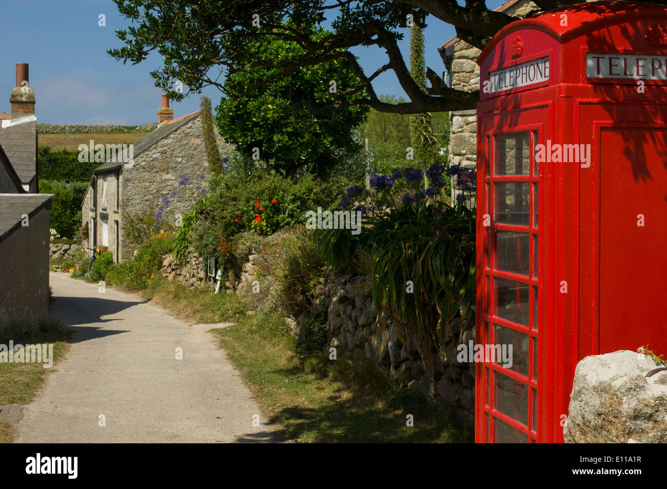 Rot, öffentliche Telefonzelle an der Hauptstraße von St. Martin, Isles of Scilly, Cornwall, England Stockfoto