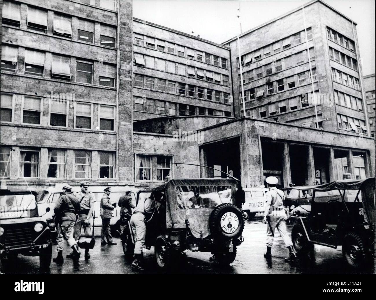 6. Juni 1976 - zwei Bomben explodierten im Hauptquartier der 5. Armee-Korps in Frankfurt: 16 Personen verletzt: zwei Bomben explodierten im Gebäude des Hauptquartiers der 5. US Army Corps in Frankfurt am Main am 1. Juni 1976, 16 Personen, von dem man ernsthaft zu verletzen. Die erste Bombe explodierte auf 13:20 in der ersten mittleren Etage einige Minuten später eine weitere Bombe explodierte in der Offiziers Club. Die amerikanische Militärpolizei haben drei Männer in Gewahrsam genommen. Stockfoto