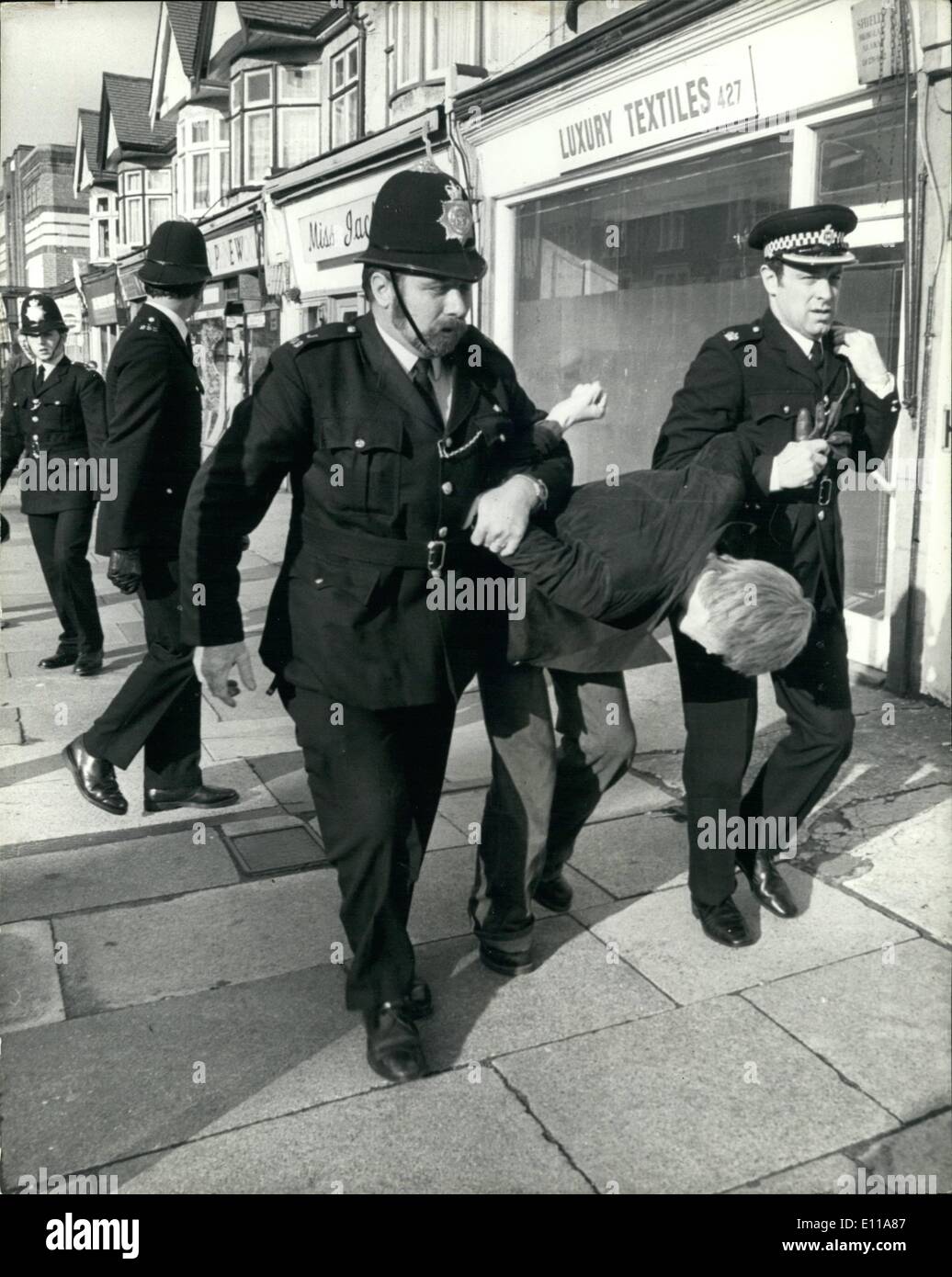 Sept. 27, 1976 - 27. September 1976 National Front Protest gegen eine ausgediente Lagerhalle in eine Moschee zu verwandeln. Zwei Männer wurden während Handgreiflichkeiten verhaftet, wenn 200 Front National Demonstranten vorbei an einer stillgelegten Lagerhalle in Lea Bridge Road, Leyton, East London gestern marschierten während 3.000 Moslems ein Gottesdienst im Inneren statt. Sie protestierten gegen einen Plan, um das Gebäude in eine Moschee zu verwandeln. Rund 80 internationalen Sozialisten, die einen Zähler März inszeniert gesellten sich 1.000 Muslime nach dem Gottesdienst, genannt das Led-Festival und markiert das Ende des Ramadan, eine Zeit des Fastens im moslemischen Jahr Stockfoto