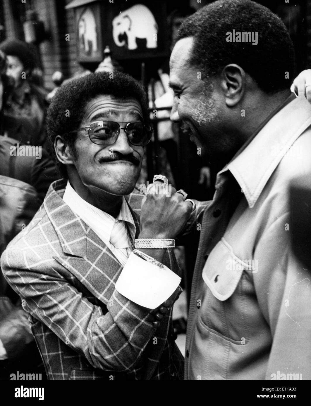 Sänger Sammy Davis Jr. mit George Rodes Stockfoto
