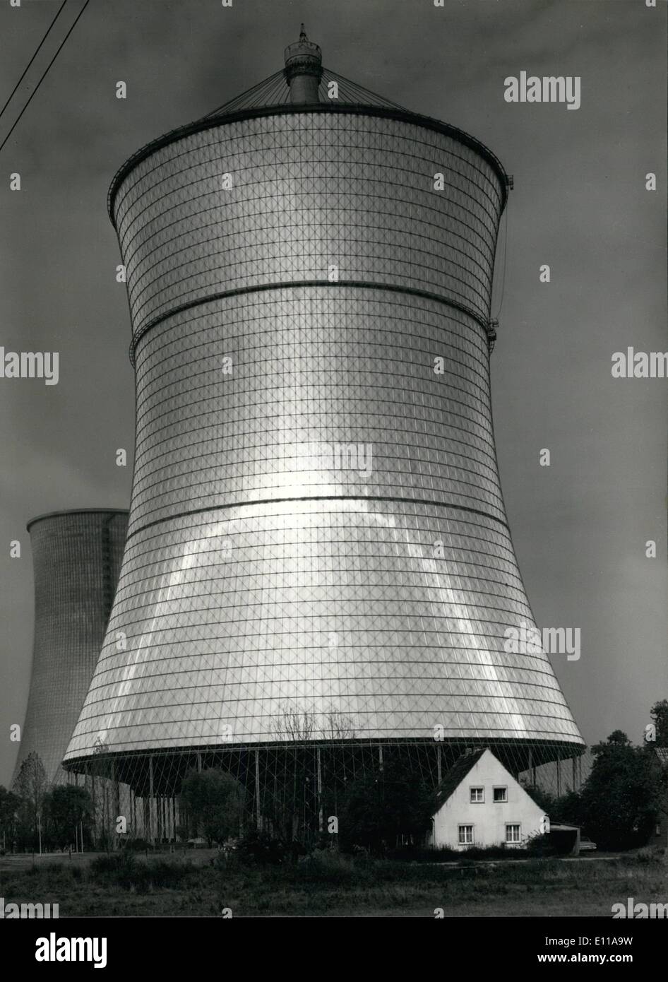 10. Oktober 1976 - kann die glänzende Parabel beschreibt die Mittagssonne auf der Aluminiumhaut des weltweit ersten Stahlnetz Kühlturm als ein Symbol für hervorragende Ingenieurleistung angesehen werden. Die Kühlung Turmstruktur geliefert und errichtet von Krupp und Ingenieurbüro Leonhardt Und Andrä für das Konsortium Balcke-Dürr/GEA, hat jetzt Abschluss erreicht. Der 181 m hohen Turm, der aus der Ferne gesehen werden kann, befindet sich am Schmehausen, 40 km östlich von Dortmund, auf dem Gelände des Kraftwerks '' Westfalen'' wo es dazu dienen, die neuen 300-MW-Kernkraftwerks zu zerstreuen Stockfoto